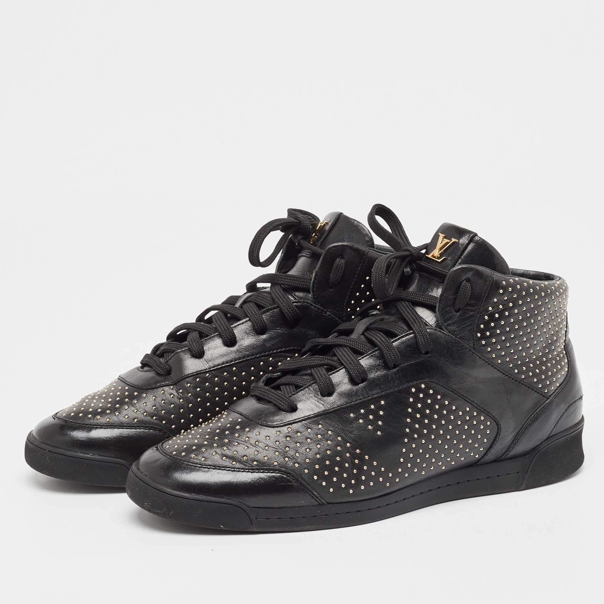 Date al vostro abbigliamento un tocco di lusso con questo paio di sneakers Louis Vuitton. Le scarpe sono cucite in modo perfetto per permetterti di distinguerti a lungo.