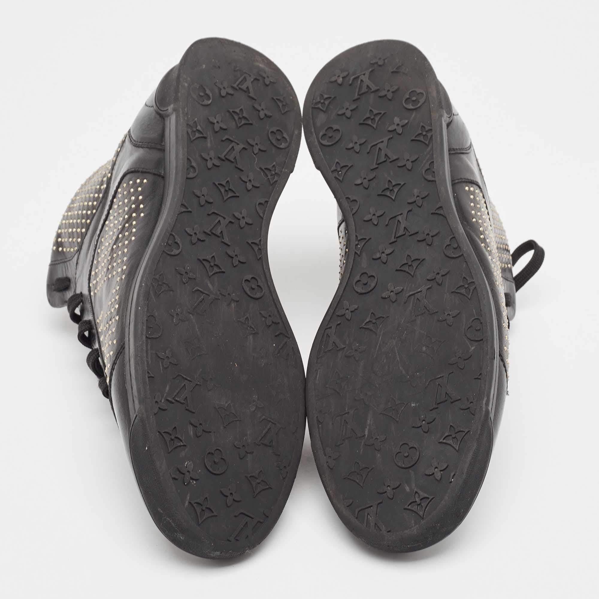 Louis Vuitton - Scarpe da ginnastica alte in pelle nera con borchie - Taglia 39 in vendita 1