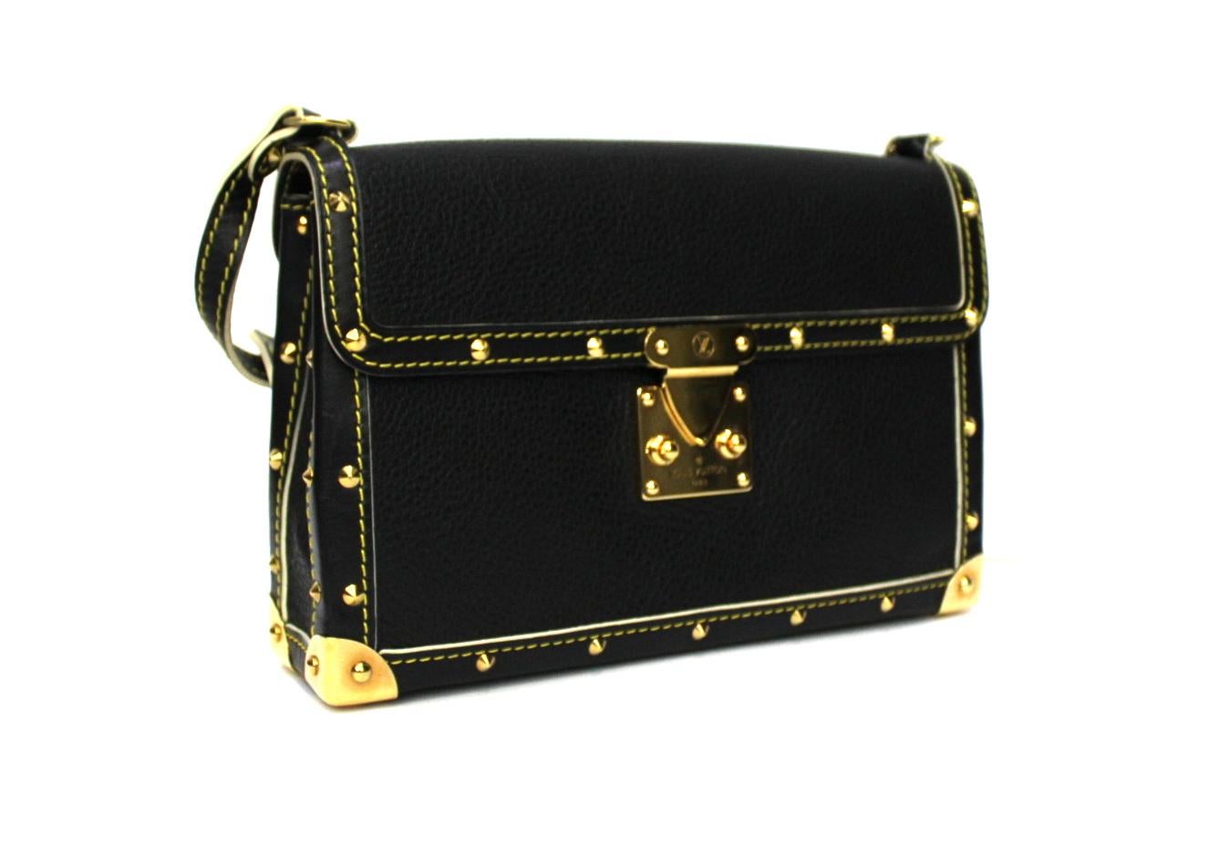 Louis Vuitton Suali shoulder clutch bag made of black leather with golden hardware.

Equipped with top handle to wear it on the shoulder. Hook closure, internally quite large.

The bag is in excellent condition.