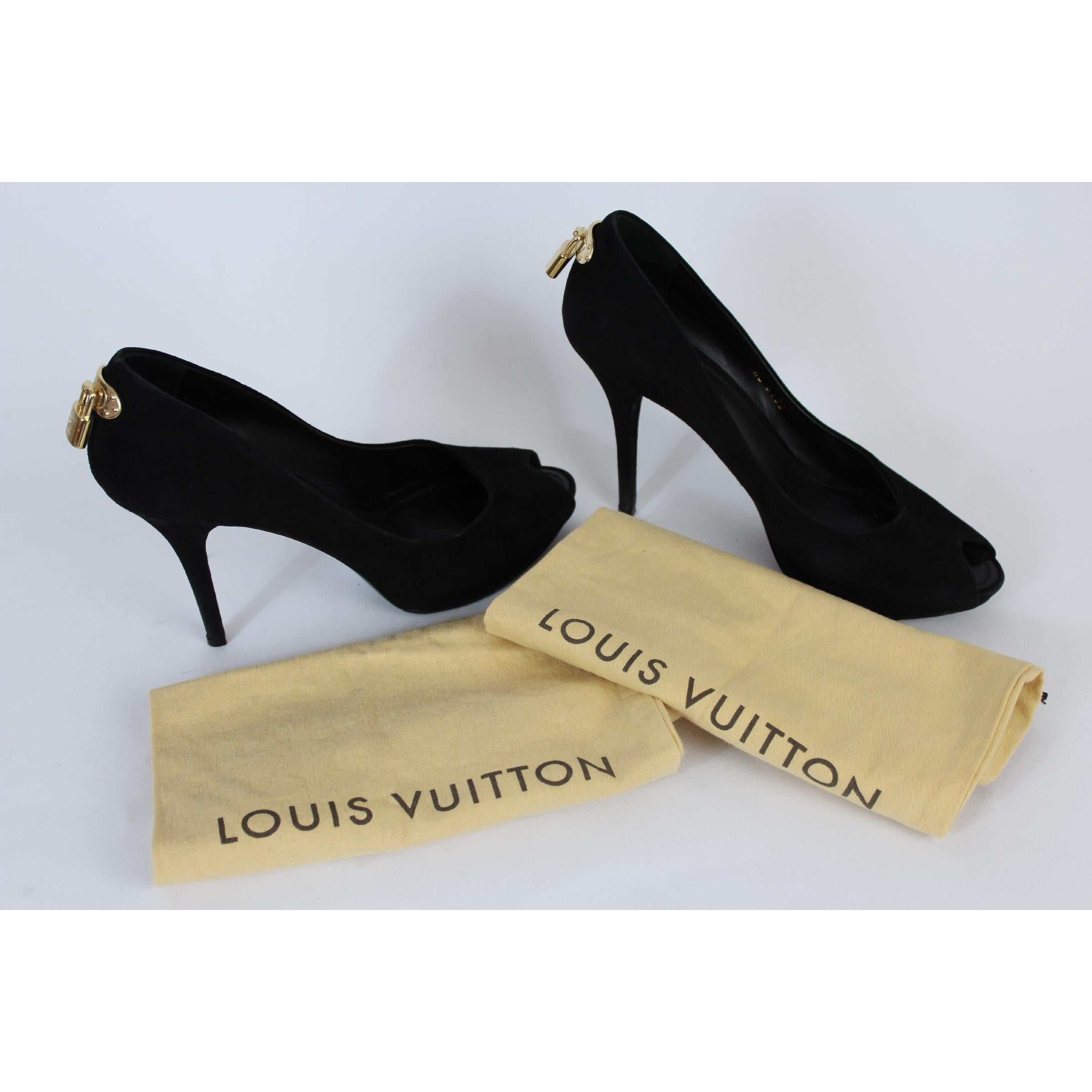 Louis Vuitton heeled shoes in black suede, model OH REALLY. Launched in 2010 this shoe has quickly become an icon of the French company, and an obsession of shoes-addicted. The hallmark of this peep-toe décolletée, that is to say shoes with the