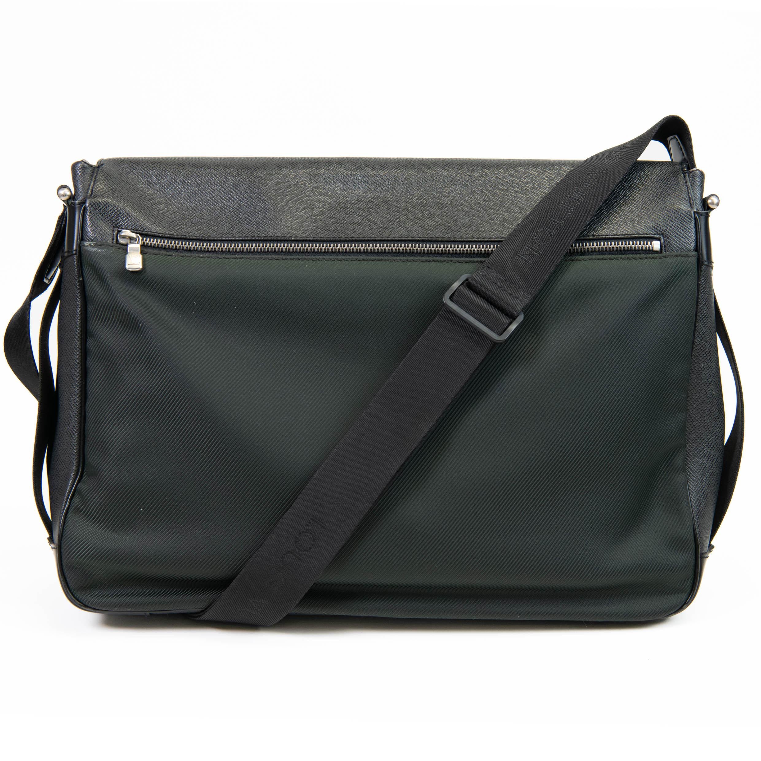 Louis Vuitton Black Leather Taiga Dersou Messenger Bag In Good Condition In Corona Del Mar, CA