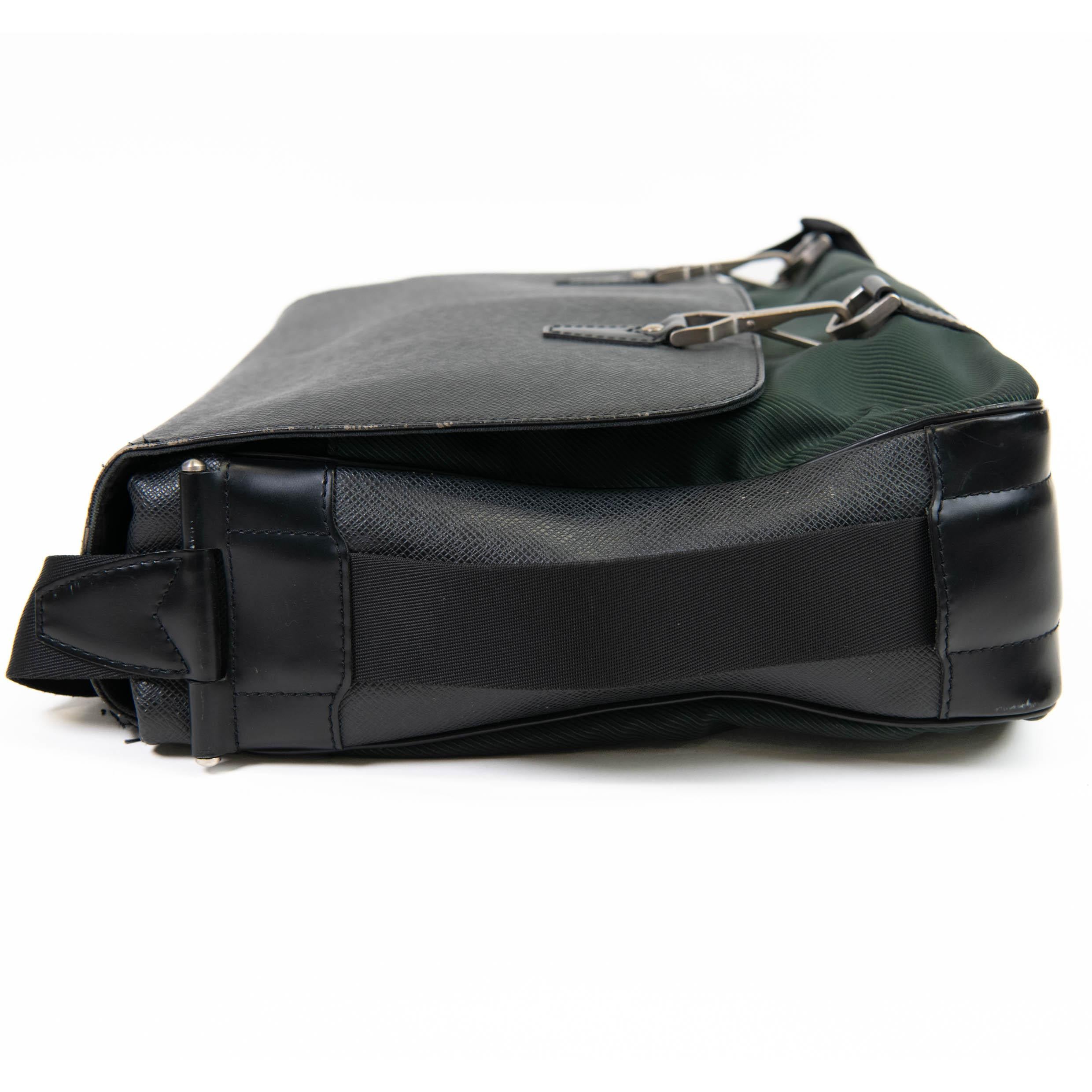 Women's or Men's Louis Vuitton Black Leather Taiga Dersou Messenger Bag