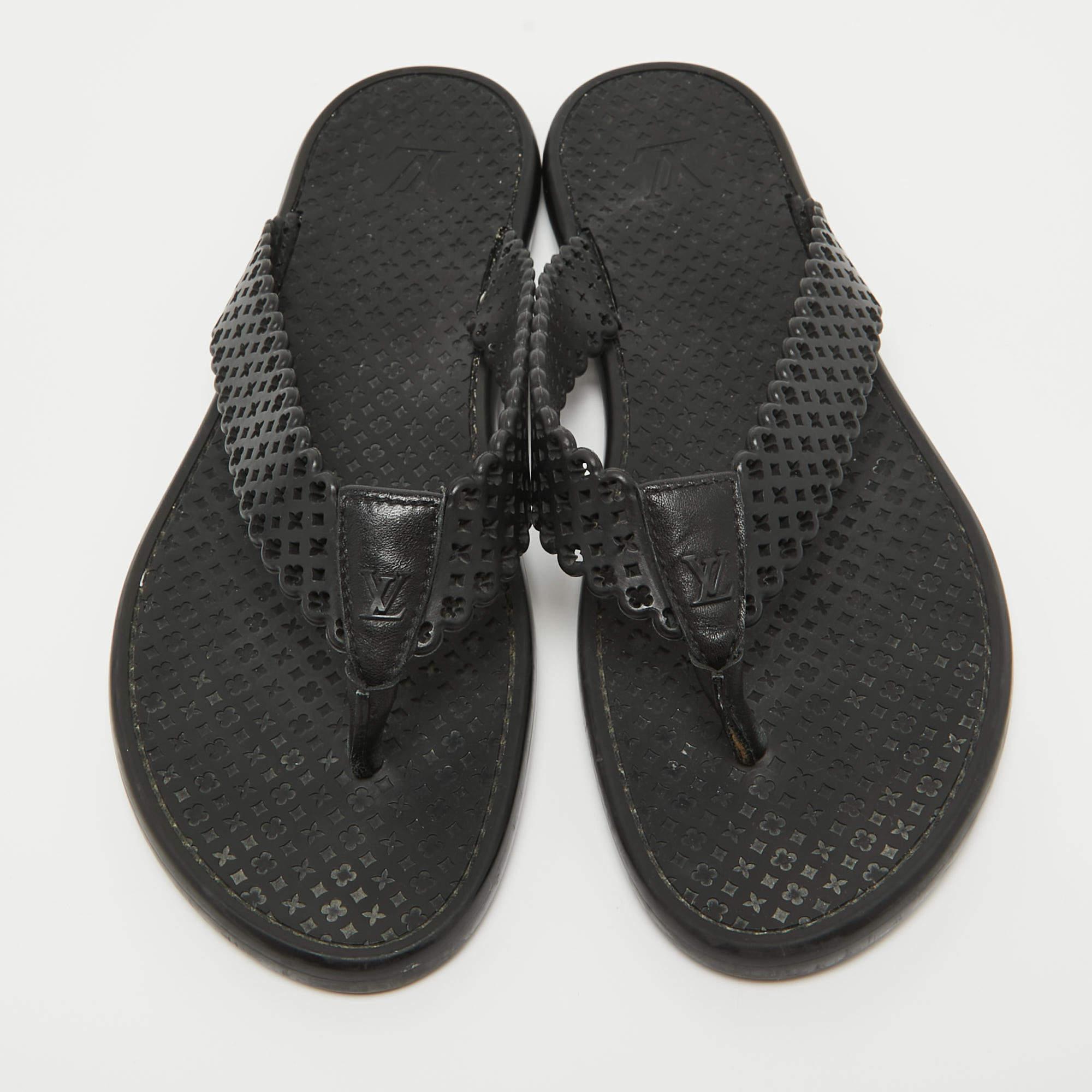 Portez ces sandales de créateur pour rehausser n'importe quelle tenue. Ils sont polyvalents, chics et peuvent être facilement coiffés. Fabriquées avec des matériaux de qualité, ces sandales sont bien construites et durables.

Comprend
Sac à
