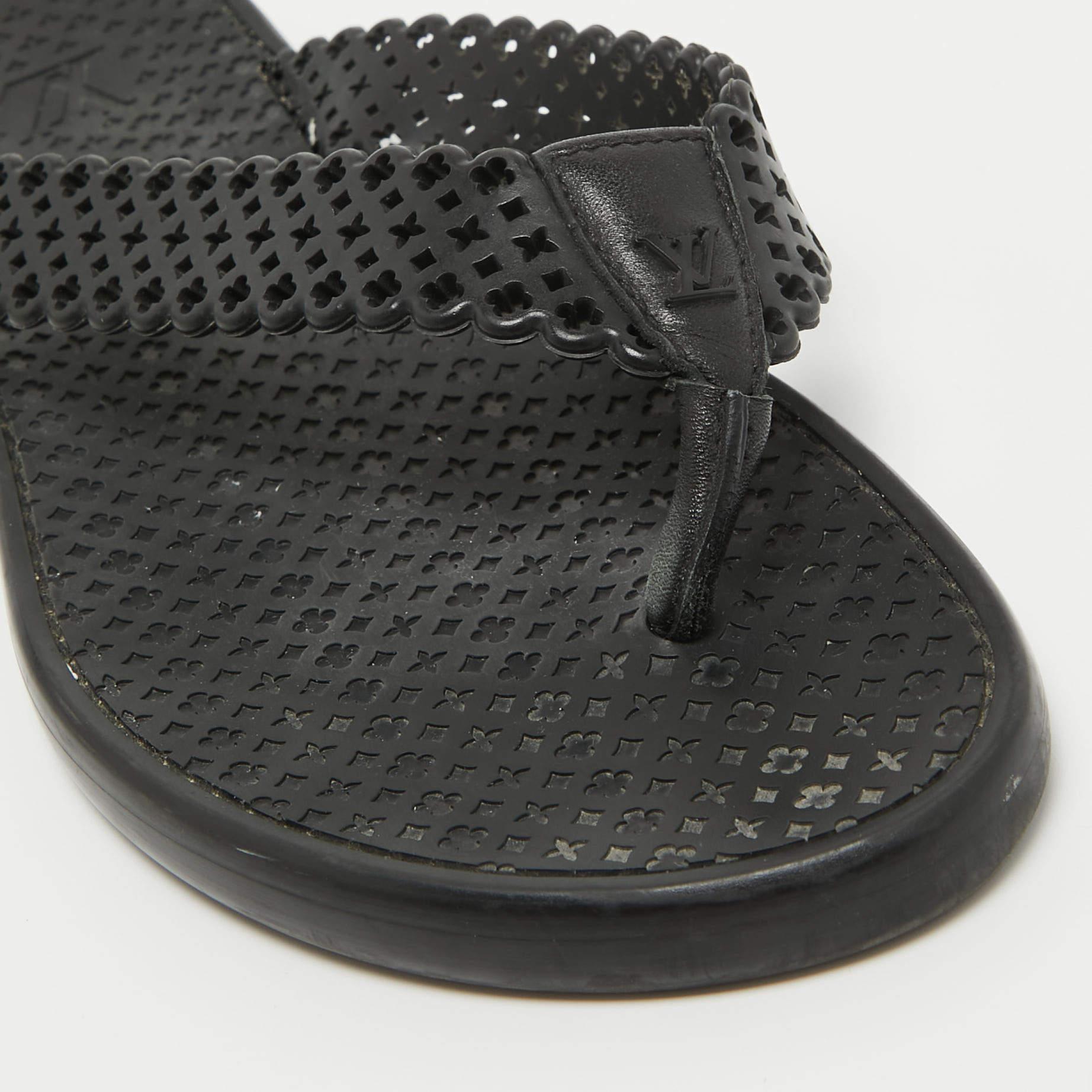 Women's or Men's Louis Vuitton Black Leather Thong Flat Sandals Size 39.5 For Sale