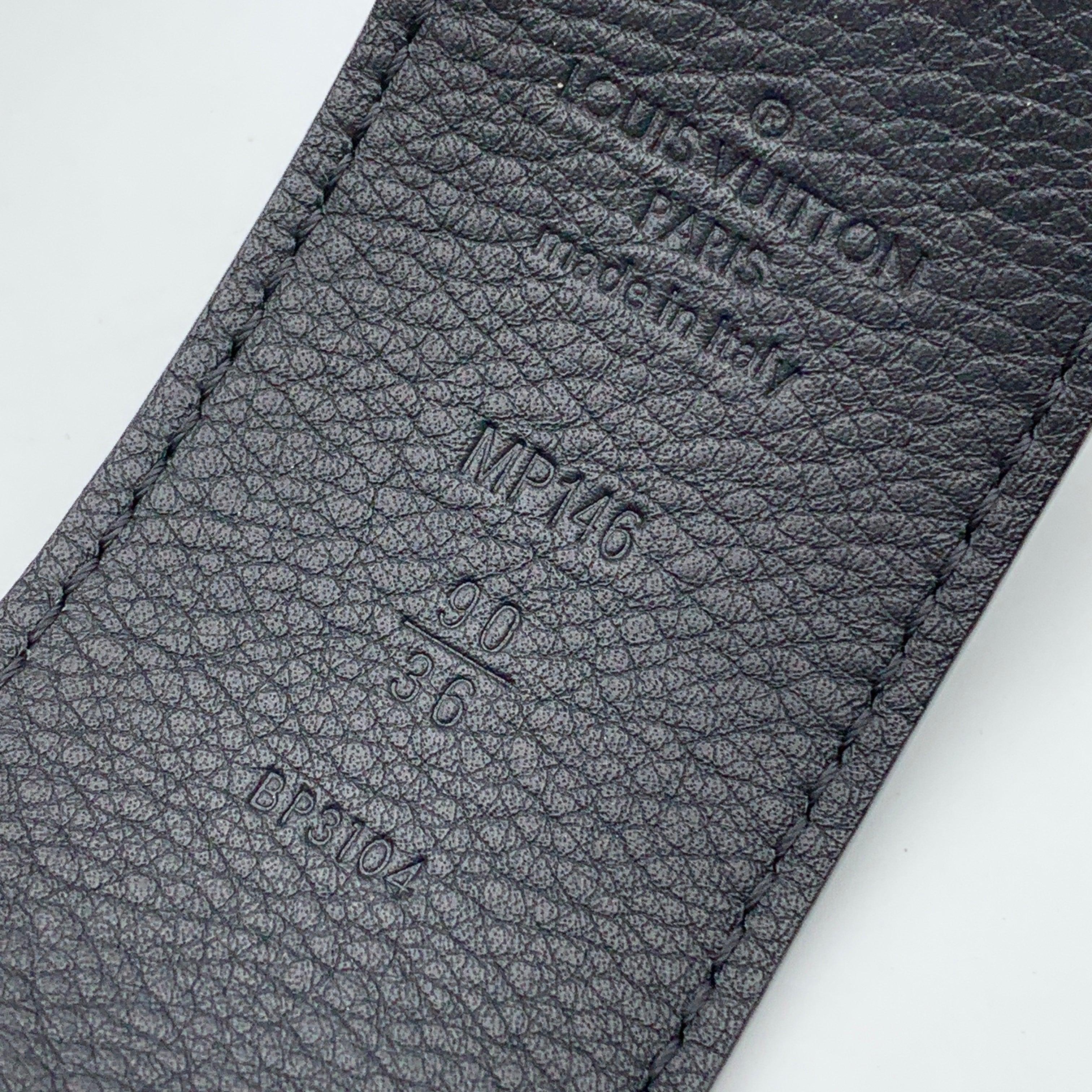 Ceinture à œillets en cuir noir Louis Vuitton Taille 90/36 en vente 1