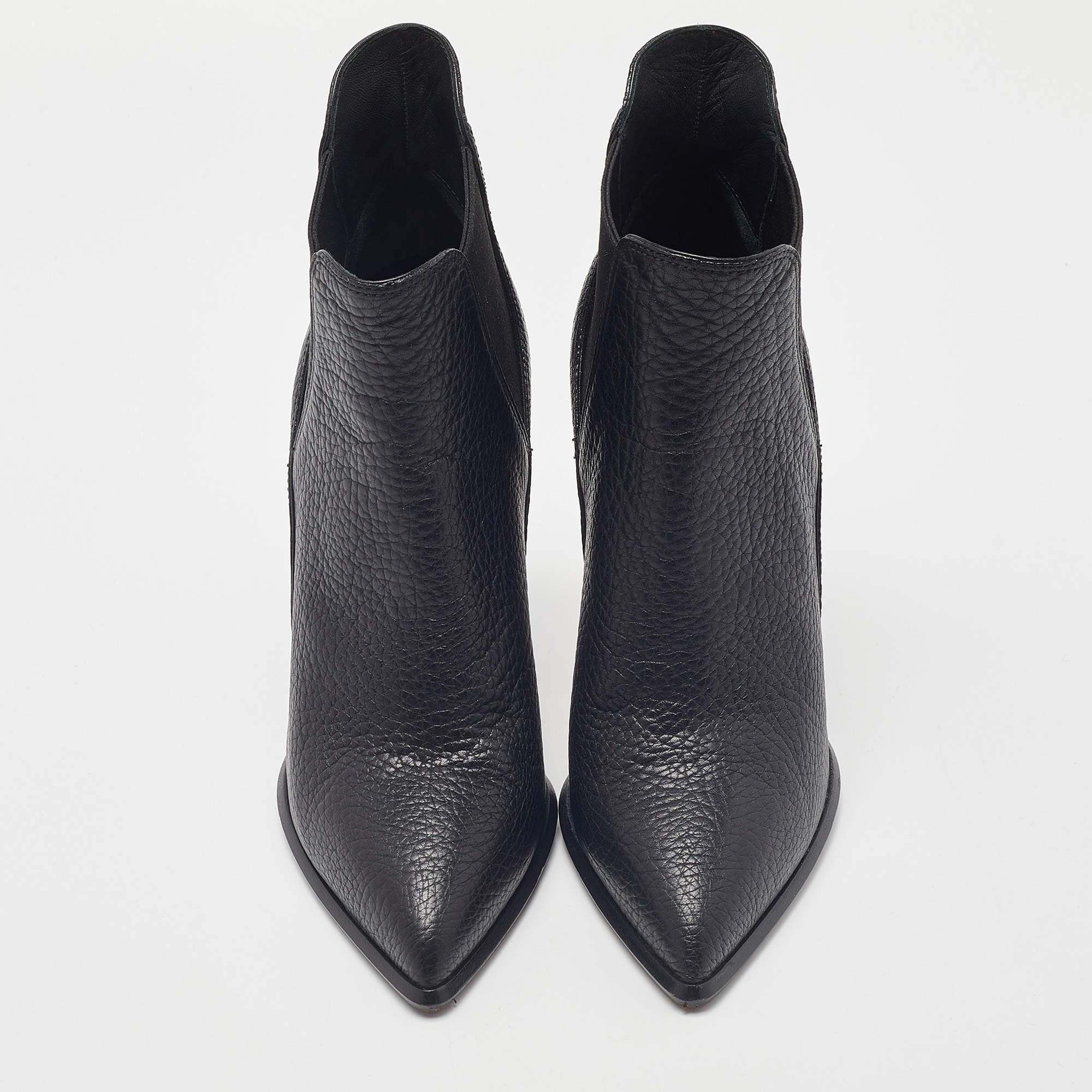 Genießen Sie die modischsten Tage mit diesen stilvollen schwarzen Louis Vuitton-Stiefeletten. Modernes Design und Handwerkskunst sorgen dafür, dass Sie bequem und schick sind!

Enthält: Originalverpackung, Infobroschüre, extra Fersenspitze

