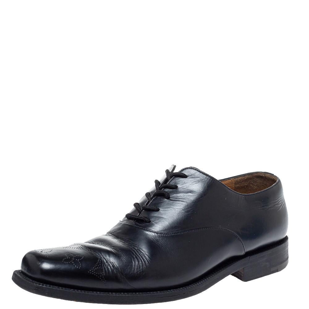 Oxfords liegen immer im Trend und dieses Paar von Louis Vuitton beweist das mit seinem fabelhaften Design und seiner Handwerkskunst. Die klassischen schwarzen Oxfords sind aus Leder gefertigt und mit Flügelspitzen und Schnürsenkeln an den Vamps