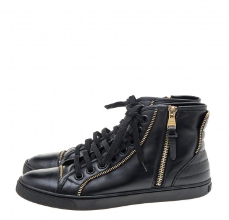 Grant your feet complete comfort without compromising on style with these sneakers from the House of Louis Vuitton. They are designed using black leather and showcase lace-up vamps and gold-tone zip details.