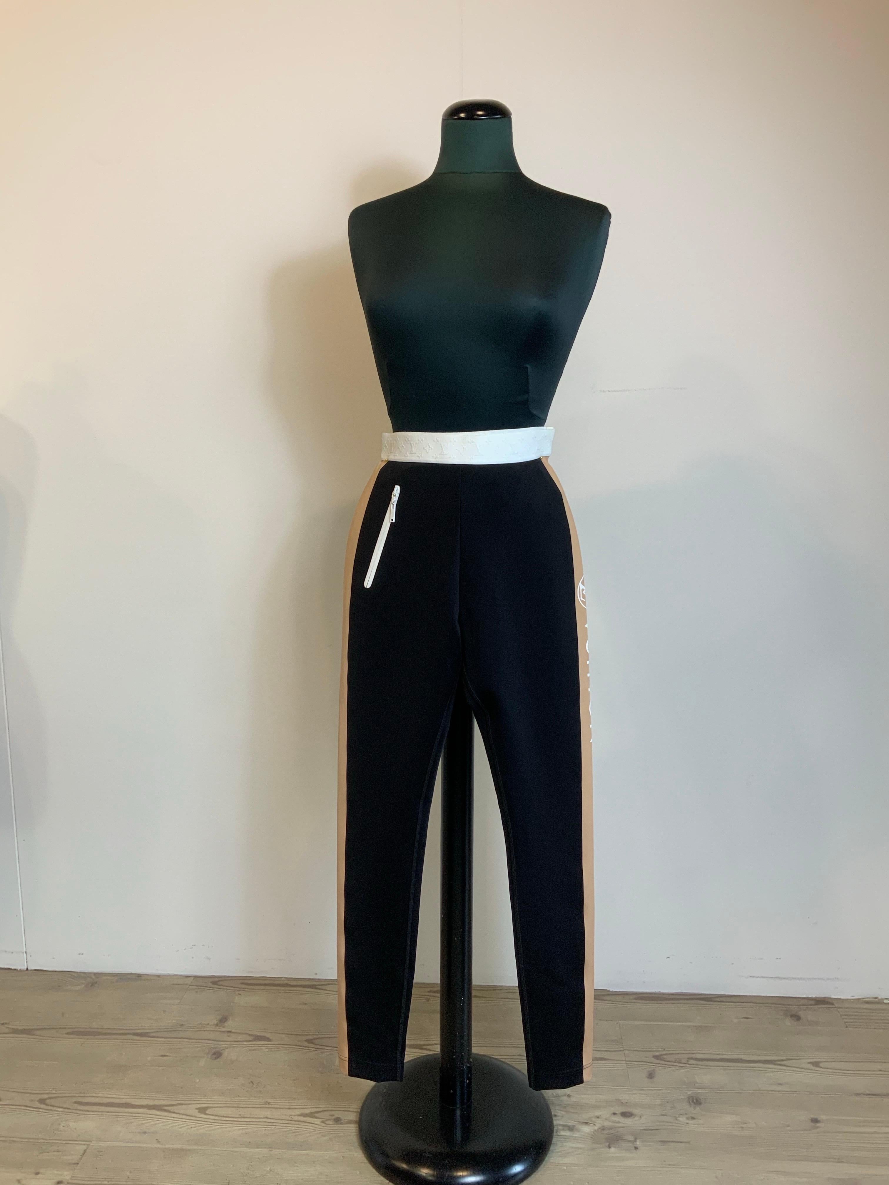 Louis Vuitton leggings.
2021 collection.
Black with beige side bands and white band at the waist. It has a right side zippered pocket and a small back pocket.
In polyamide and elastane.
Size 36 FR which corresponds to an Italian 40.
Length 95