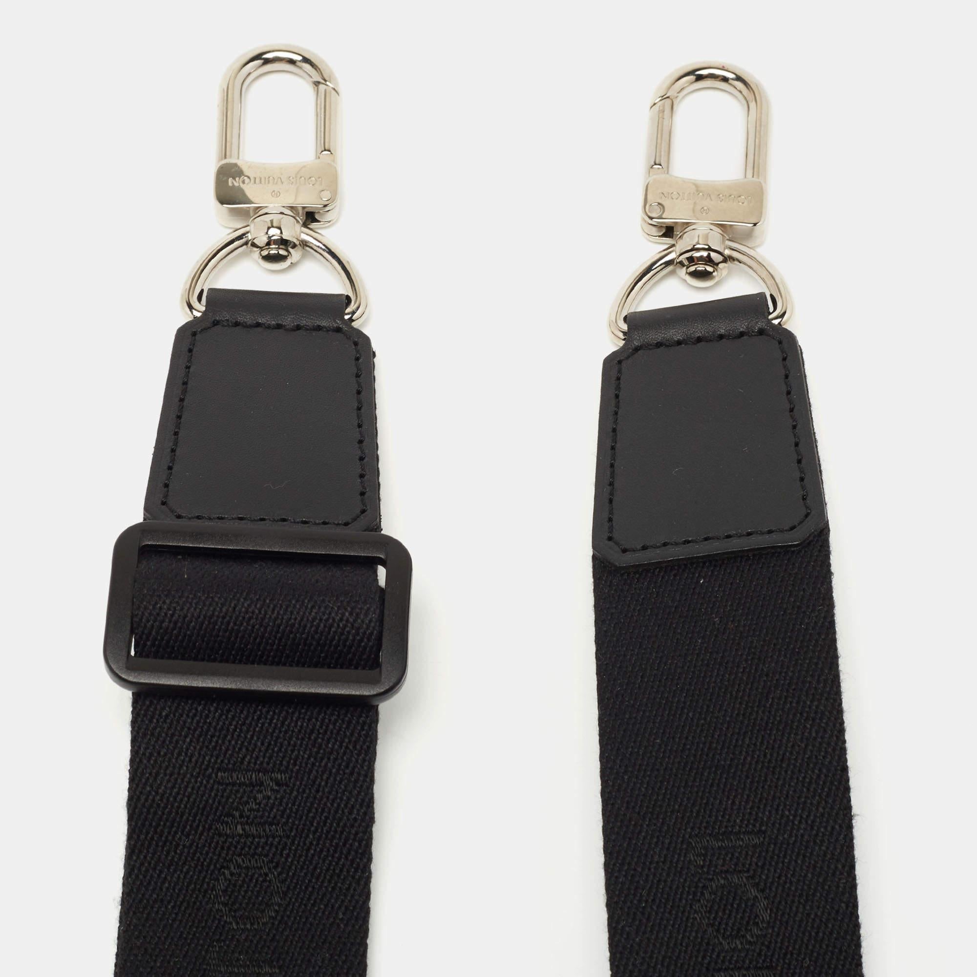 Extending its flawless craftsmanship to accessories, Louis Vuitton brings you this simple and functional shoulder strap. This LV strap is equipped with clasps, so you can easily attach it to your bags.

