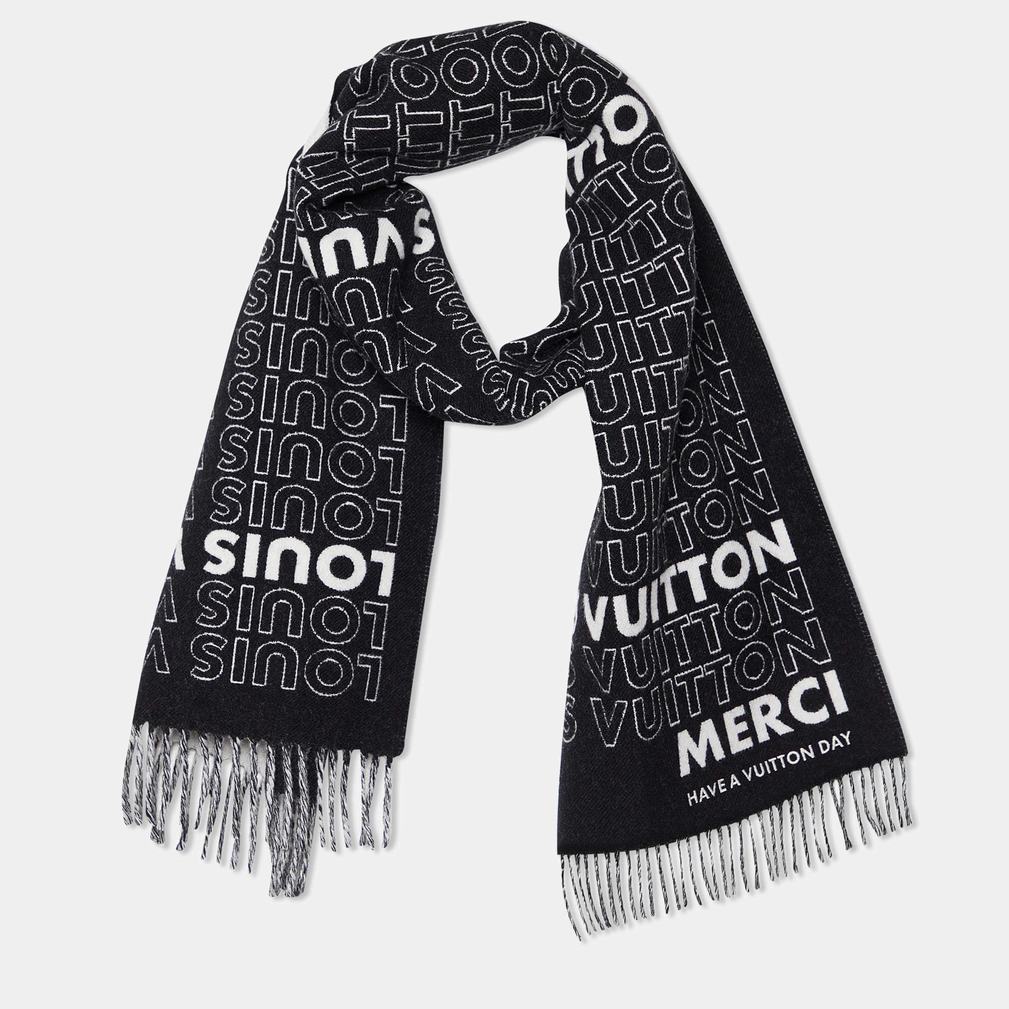 This Louis Vuitton muffler will lend a luxurious touch to your outfits and makes for a perfect accessory. It is made of a cashmere blend and features a black shade. It is styled with fringed edges and flaunts the iconic logo detailed on it. It is