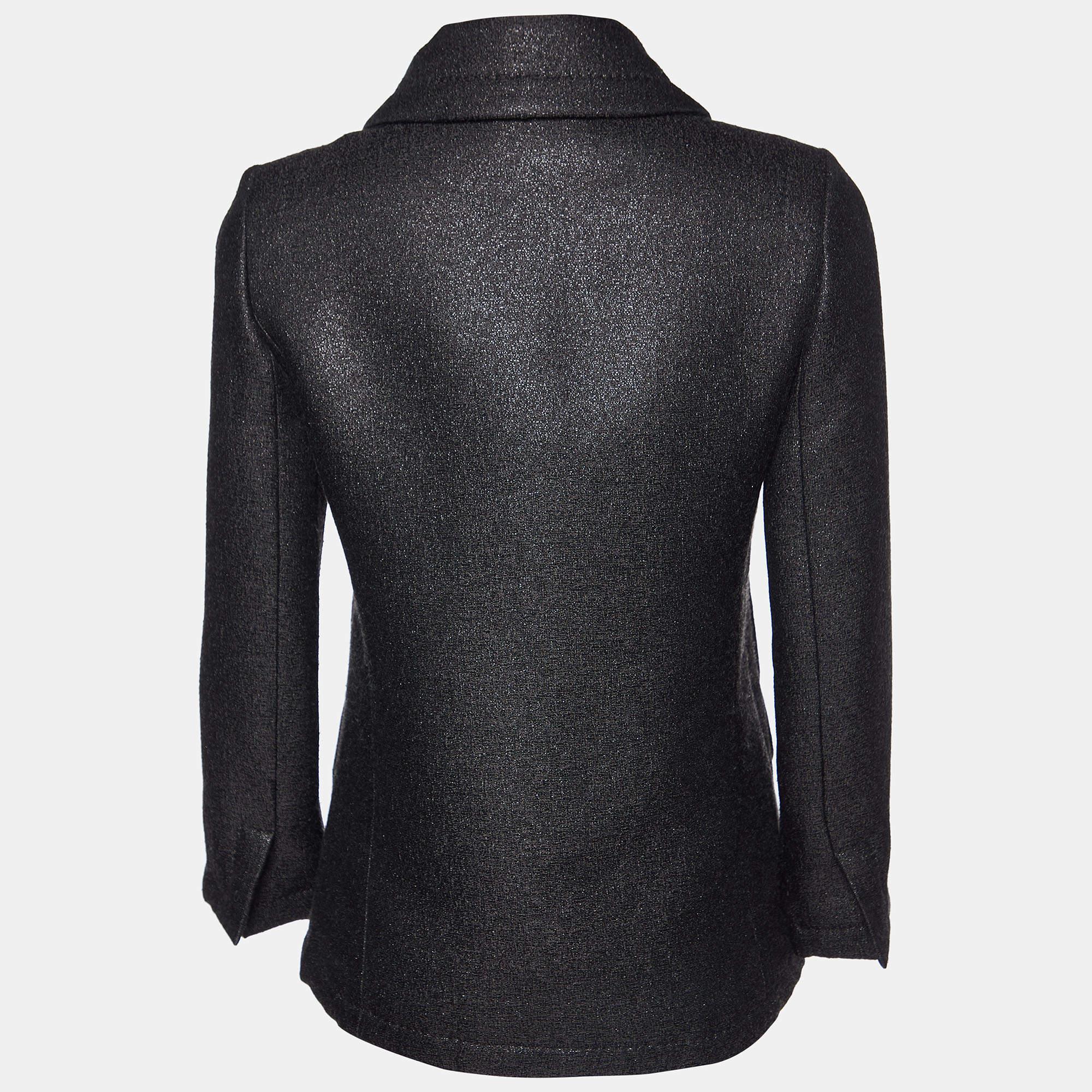 Enveloppez-vous d'une élégance intemporelle avec le caban Louis Vuitton. Réalisé avec une attention méticuleuse aux détails, ce vêtement d'extérieur luxueux exsude la sophistication et le raffinement. Son tissu en laine lurex noire lustrée offre à