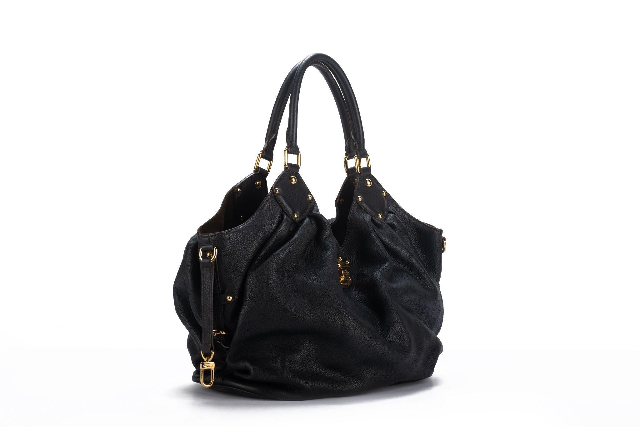 Louis Vuitton noir mahina grand  sac à bandoulière. Cuir perforé avec logo et matériel de couleur or. La poignée tombe 7.5