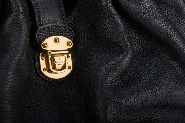 Schwarze Mahina XL Hobo-Tasche für Damen von Louis Vuitton im Angebot bei  1stDibs