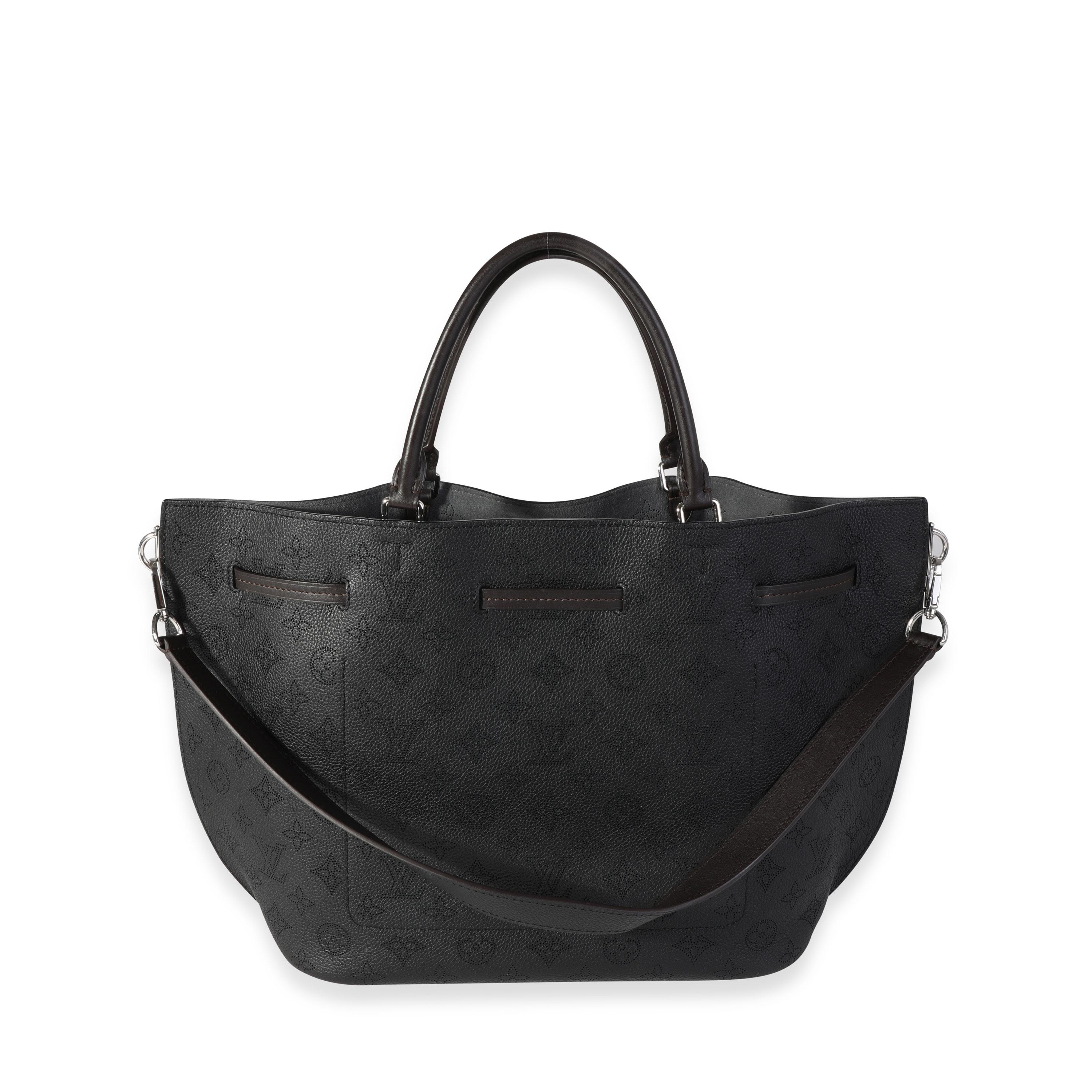 Listing Title: Louis Vuitton Black Mahina Leather Girolata Bag
SKU: 118458
MSRP: 3950.00
Condition: Pre-owned (3000)
Handbag Condition: Very Good
Condition Comments: Very Good Condition. Plastic on some hardware. Scratching and tarnishing to
