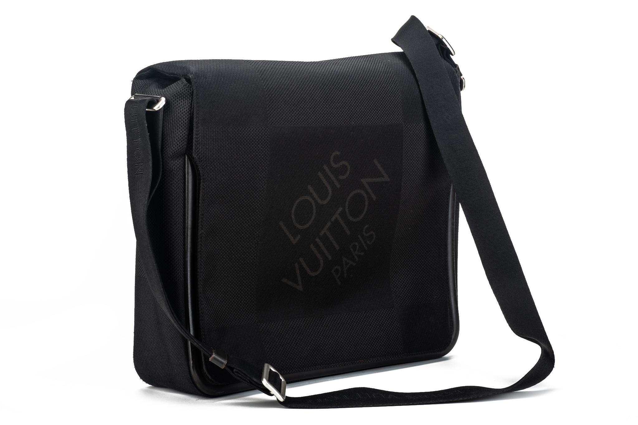 Louis Vuitton excellent condition gentleman s computer bag, shoulder or cross body. Interior dividers for laptop or ipad. Shoulder drop 19