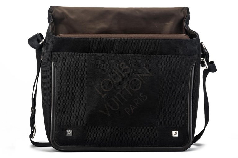 Louis Vuitton Damier Geant Messager Laptop Bag Review - the BEST Men's  Computer Messenger Crossbody 