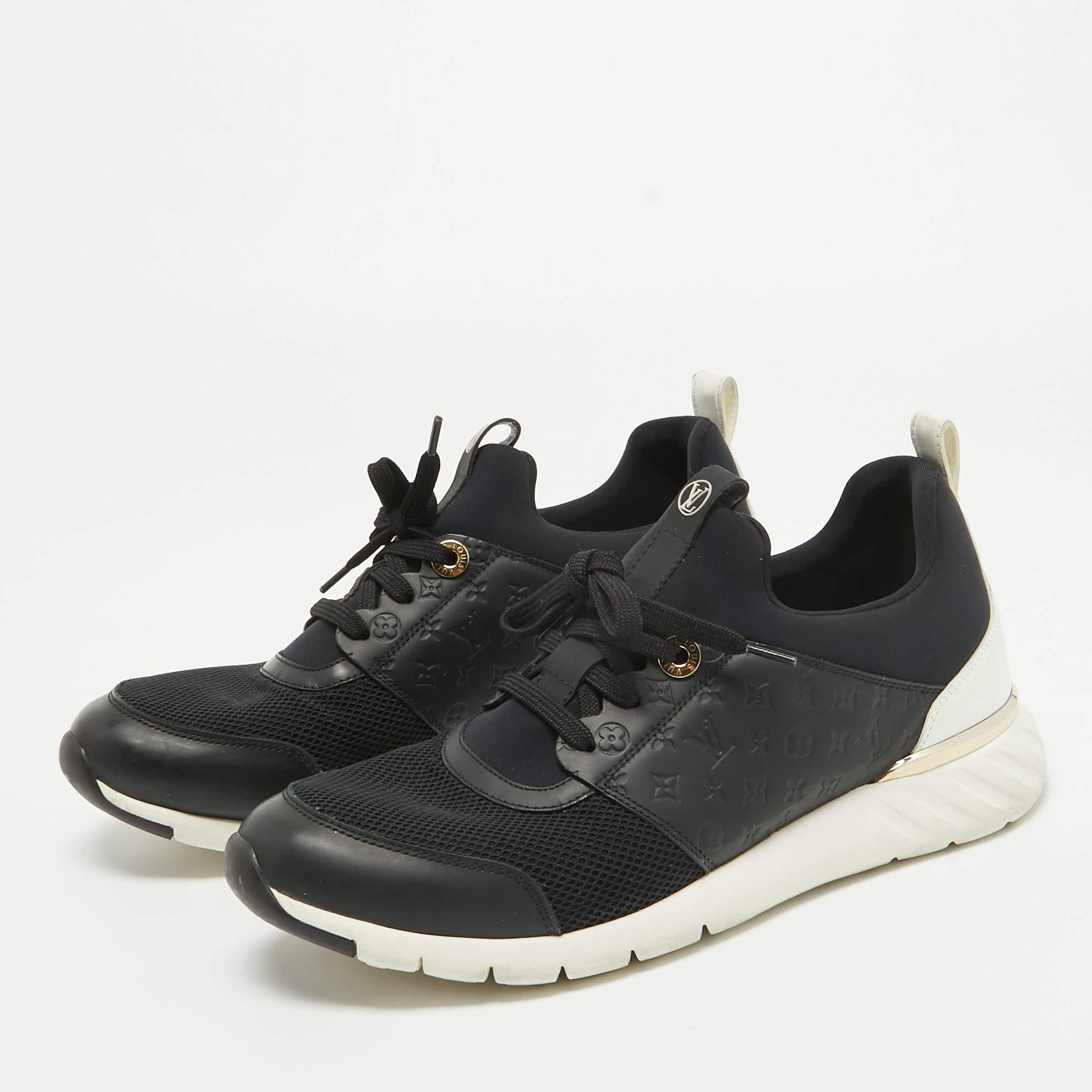 Con una silhouette classica, queste sneakers firmate sono una combinazione perfetta di lusso, comfort e stile. Queste sneakers sono rifinite con dettagli firmati e comode solette.