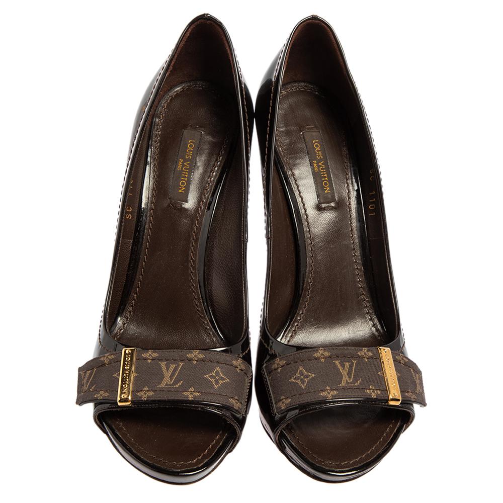 Simple, elegant, and versatile, Louis Vuitton's pumps exemplify the label's brilliant craftsmanship in shoemaking. Made from patent leather and mini lin canvas in a black shade, they feature buckles on the uppers accented by the brand's name. The