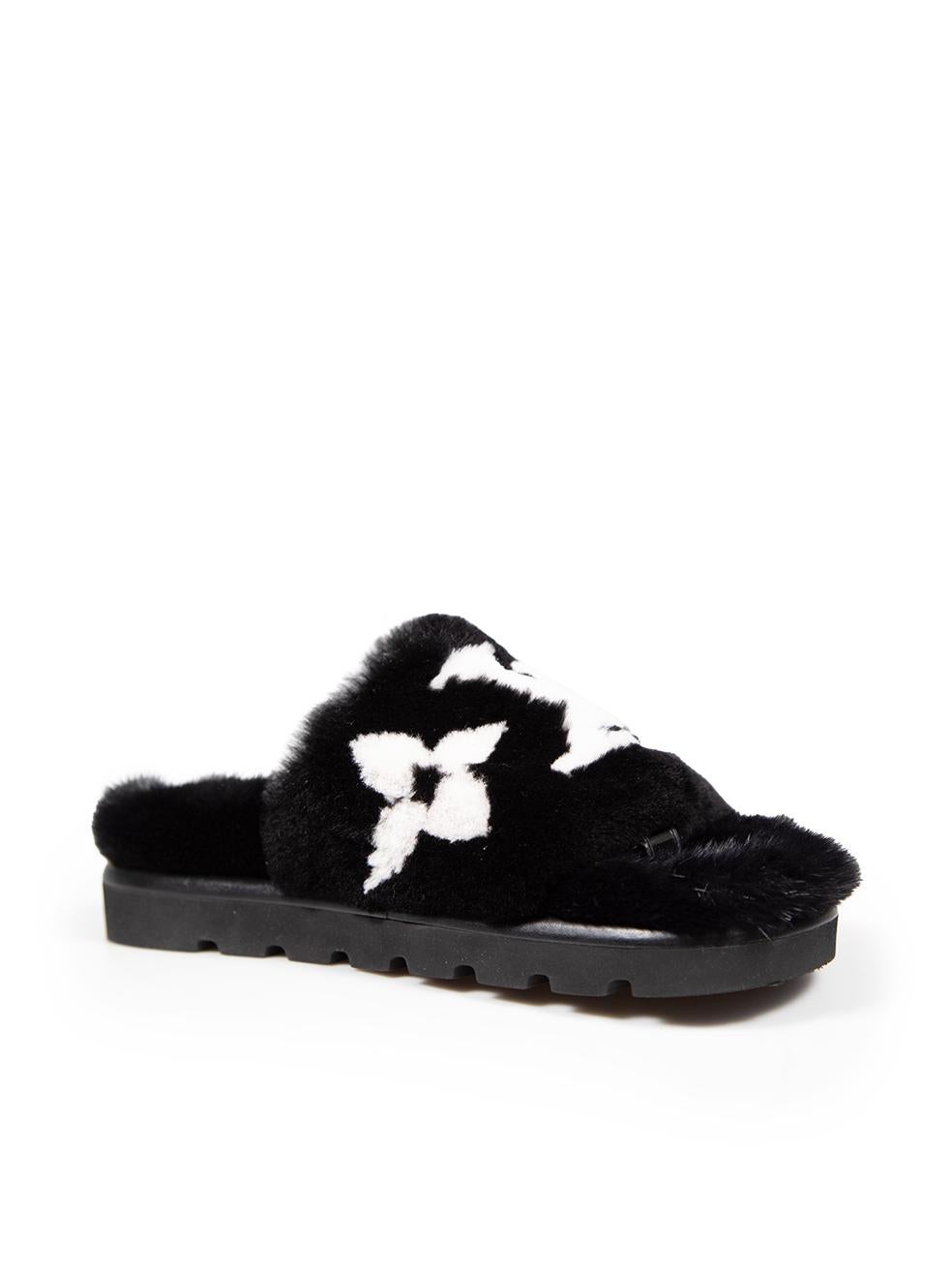 CONDITION is Very good. Hardly any visible wear to the slides is evident on this used Louis Vuitton designer resale item.
 
 
 
 Details
 
 
 Model: Pool Pillow
 
 Black
 
 Mink fur slides
 
 Open toe
 
 Front monogram detail
 
 
 
 
 
 Made in