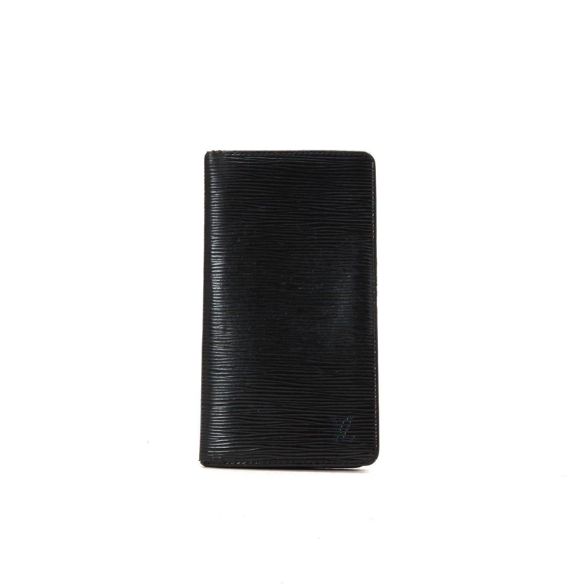 Louis Vuitton Black Monogram Breast Pocket Wallet with gold-tone hardware, tan vachetta leather trim, zipper closure.



29438MSC

Measurements:
 Length: 17.2 in / 44 cm
 Width: 5 in / 13 cm
 14.1 in / 36 cm

Condition: Pre-Owned 

Good overall,