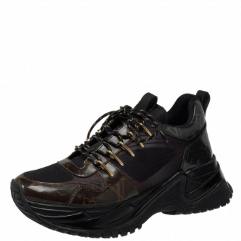 Conçues pour offrir du confort, ces baskets Run Away de Louis Vuitton sont tendance et élégantes. Confectionnées en maille et en toile monogramme, elles sont dotées d'empeignes à lacets et des motifs du monogramme du label sur les contreforts.