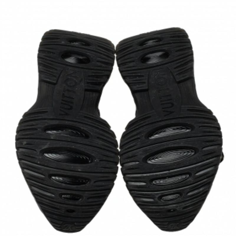 Louis Vuitton Black Monogram Canvas And Mesh Run Away Pulse Sneakers Size 38.5 Bon état - En vente à Dubai, Al Qouz 2