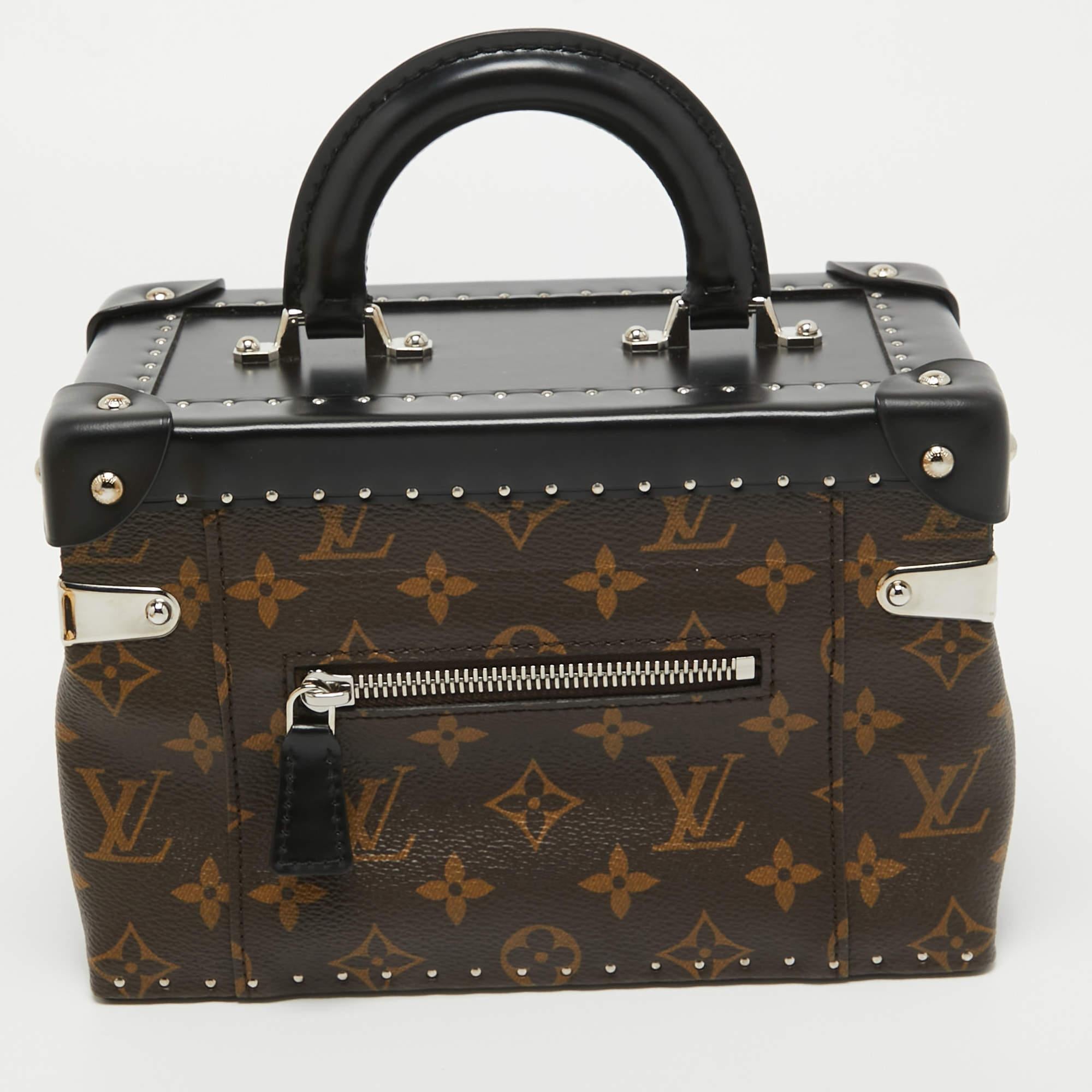 Indulge in timeless luxury with this Louis Vuitton bag. Meticulously crafted, this iconic piece combines heritage, elegance, and craftsmanship, elevating your style to a level of unmatched sophistication.

Includes: Original Dustbag, Original Box,