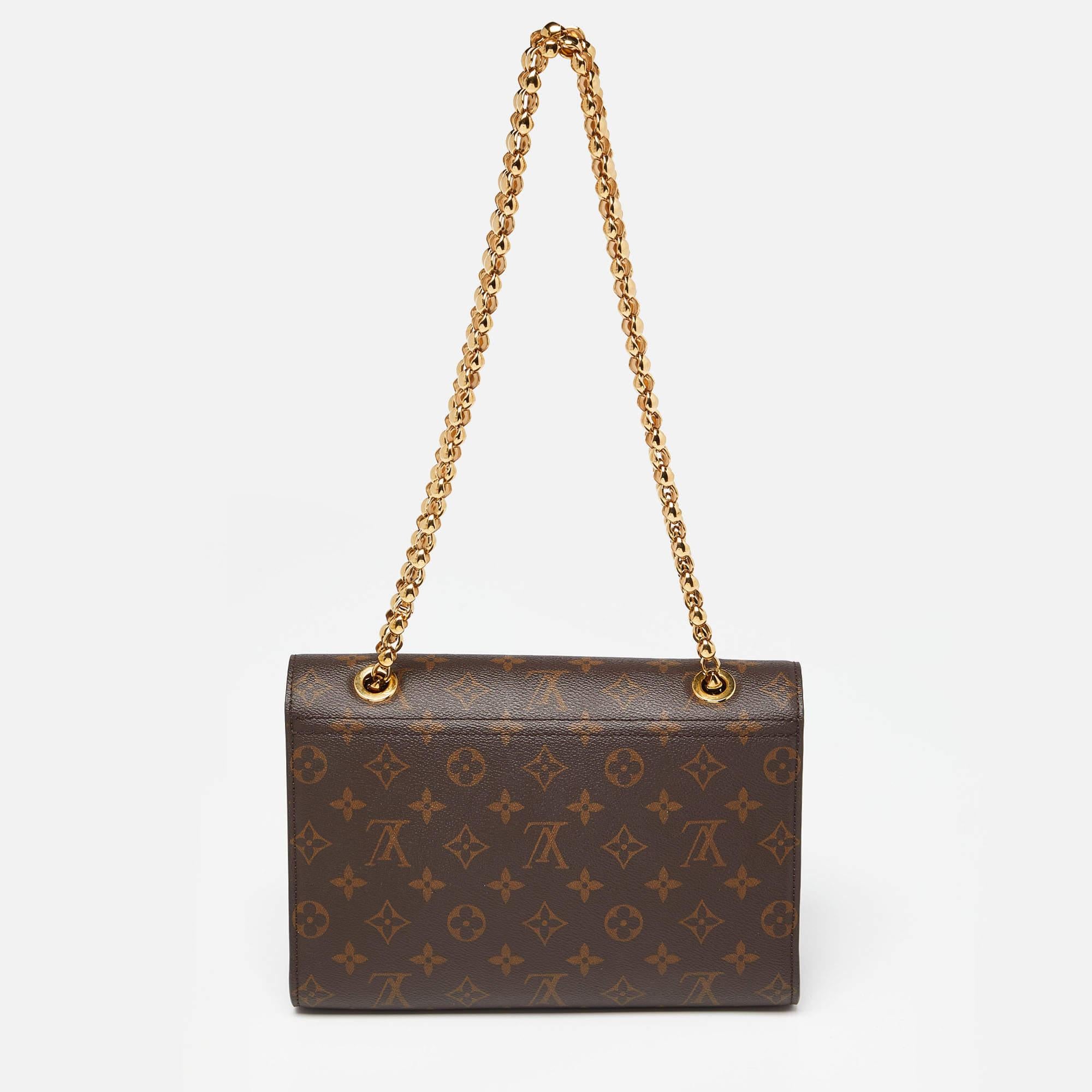 The excellent craftsmanship of this Victoire bag from Louis Vuitton ensures a brilliant finish and a rich appeal. It is crafted using Monogram canvas on the exterior and exhibits an Alcantara-lined interior, gold-tone hardware, and dual chain
