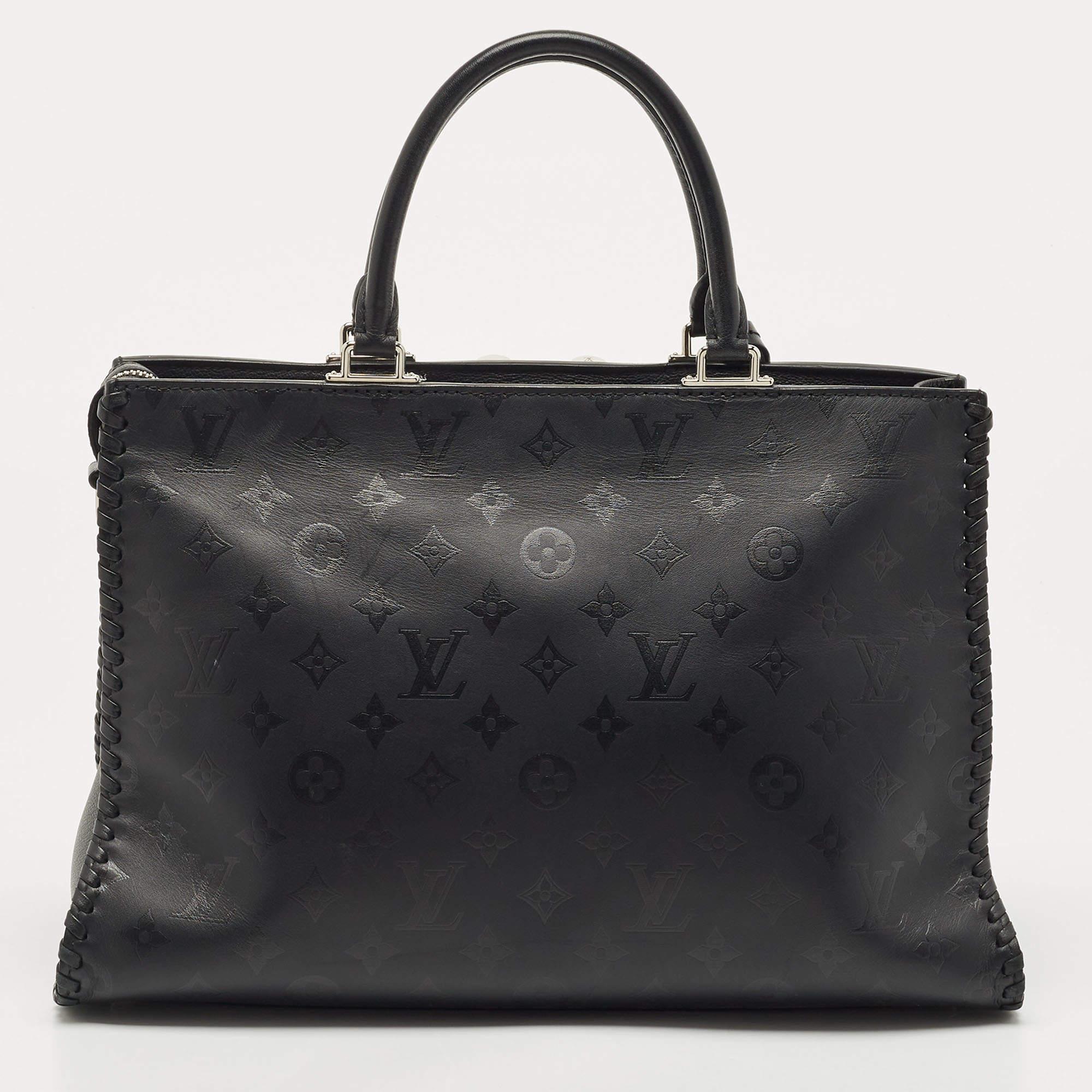 This handbag from the house of Louis Vuitton is an accessory you would go to season after season. It has been crafted using the best kind of materials to be appealing as well as durable. It's a worthy investment.

Includes: Info Booklet, Lock and