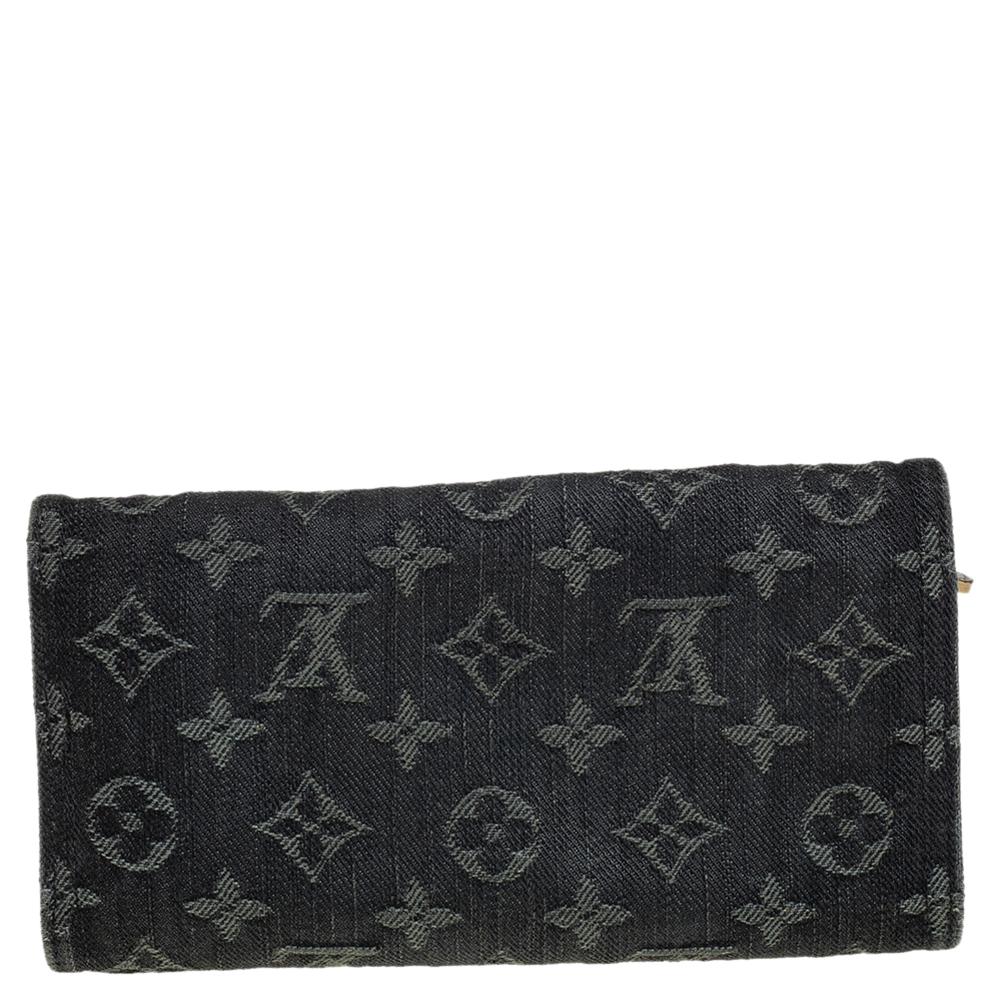 This Louis Vuitton Amelia Wallet is conveniently designed for everyday use. Crafted from denim, the exterior has the iconic Monogram expanse. It has been styled as a tri-fold and equipped with a push closure. The interior is lined with leather and