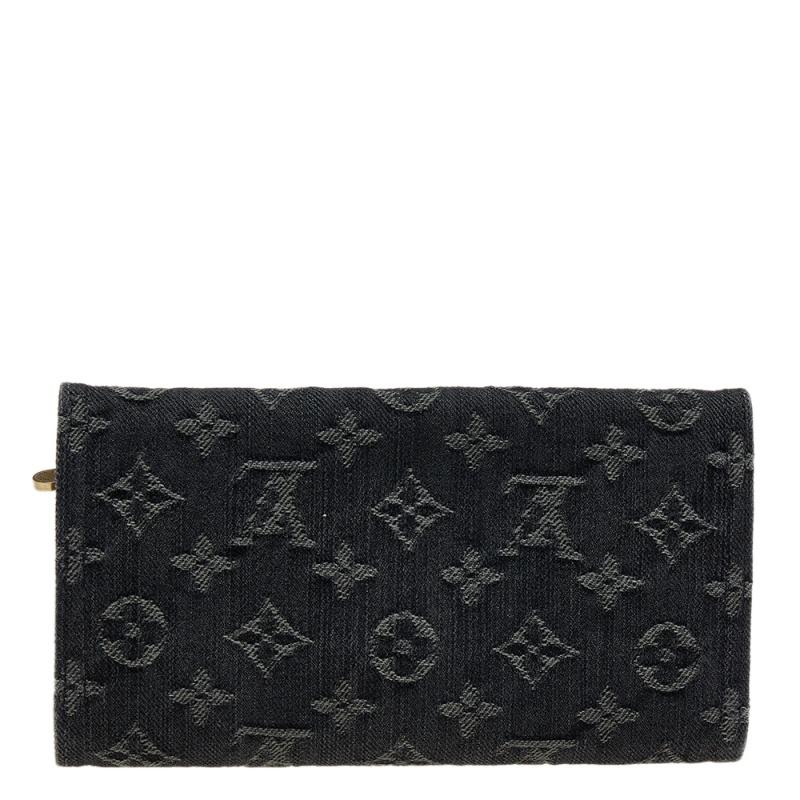 This Louis Vuitton Amelia Wallet is conveniently designed for everyday use. Crafted from denim, the exterior has the iconic Monogram expanse. It has been styled as a tri-fold and equipped with a push closure. The interior is lined with leather and
