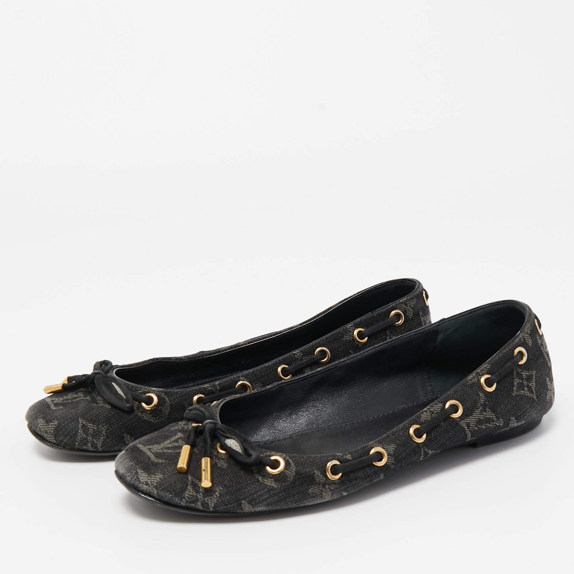 These ballet flats from the House of Louis Vuitton will add a chic touch to your style. They are crafted from black Monogram denim, with a bow accent placed on the toes. They feature an easy slip-on style and gold-tone hardware. Add them to your