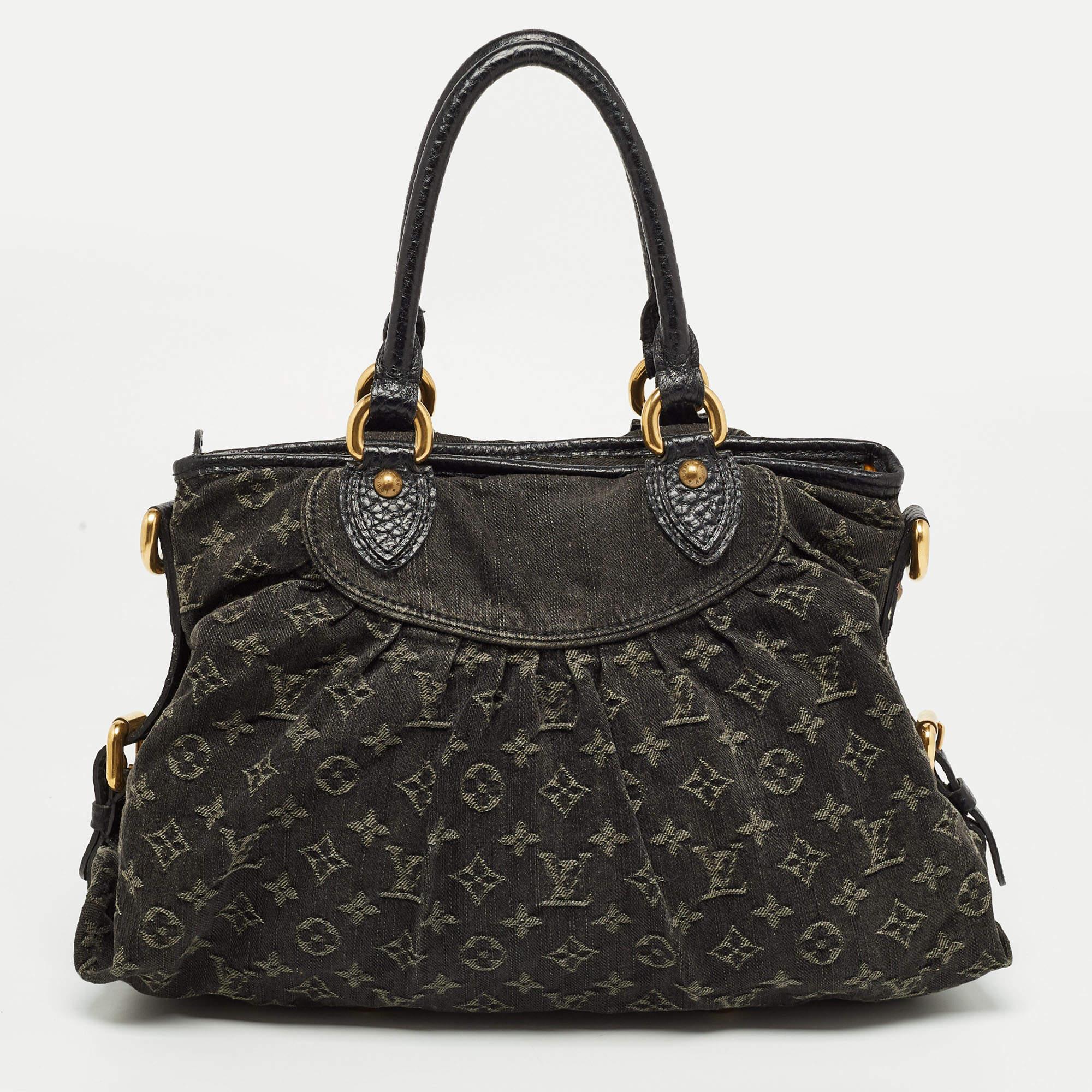 Louis Vuitton's creations are popular owing to their high style and functionality. This bag, like all the other handbags, is durable and stylish. Exuding a fine finish, the bag is designed to give a luxurious experience. The interior has enough