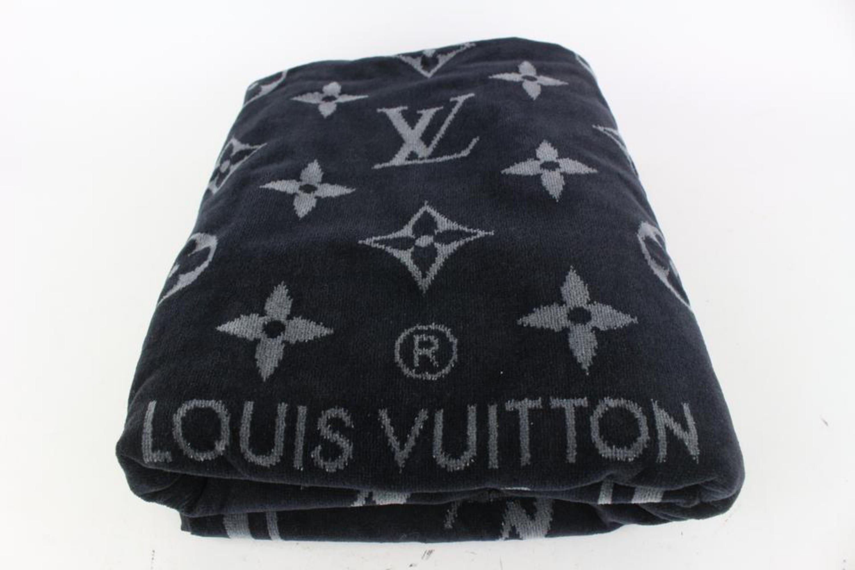 Louis Vuitton Black Monogram Eclipse Beach Towel 101lv29 In New Condition In Dix hills, NY