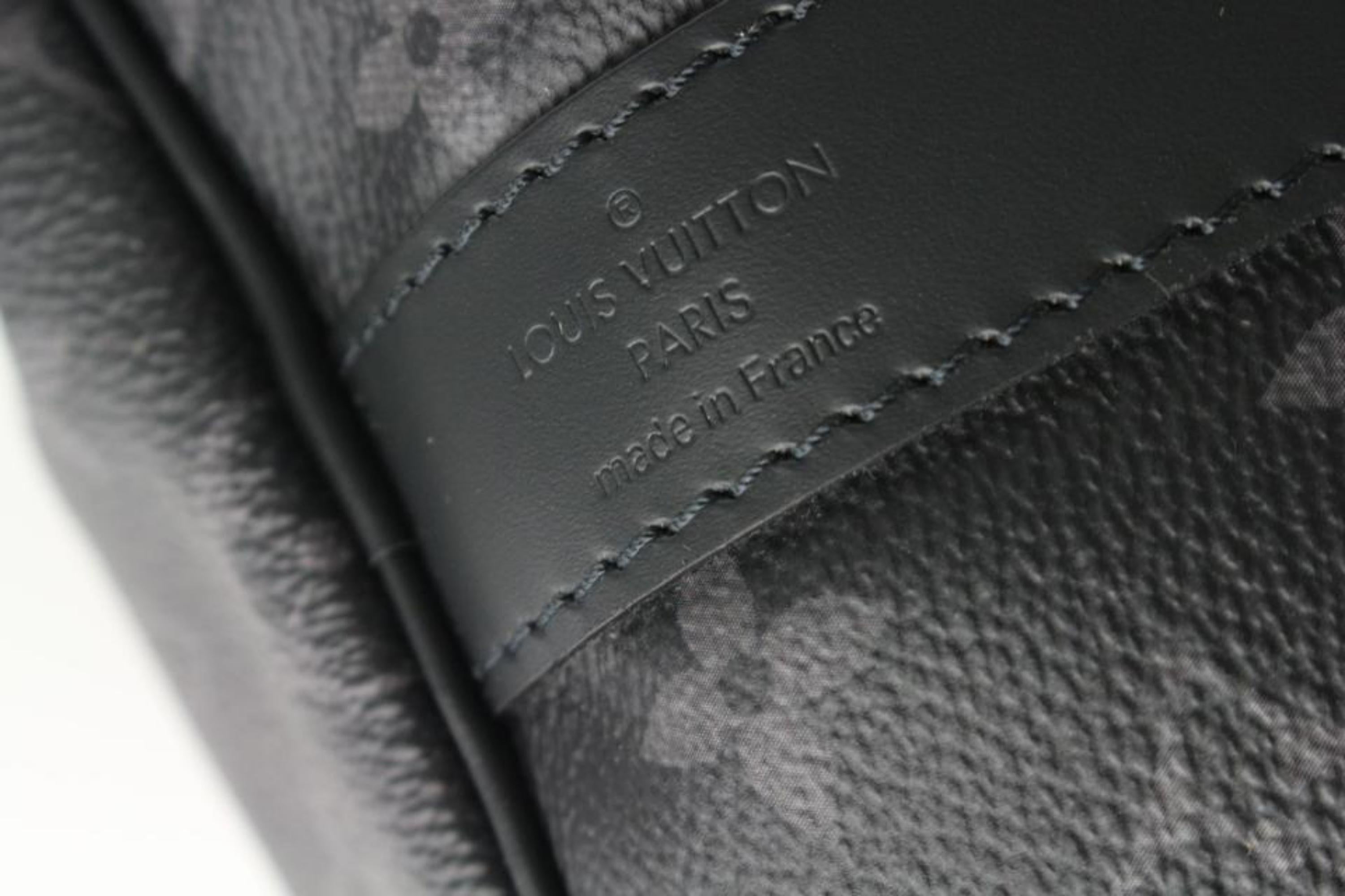 Louis Vuitton - Sac à bandoulière « Keepall » à monogramme noir « Eclipse » avec sangle, 39L Pour femmes en vente
