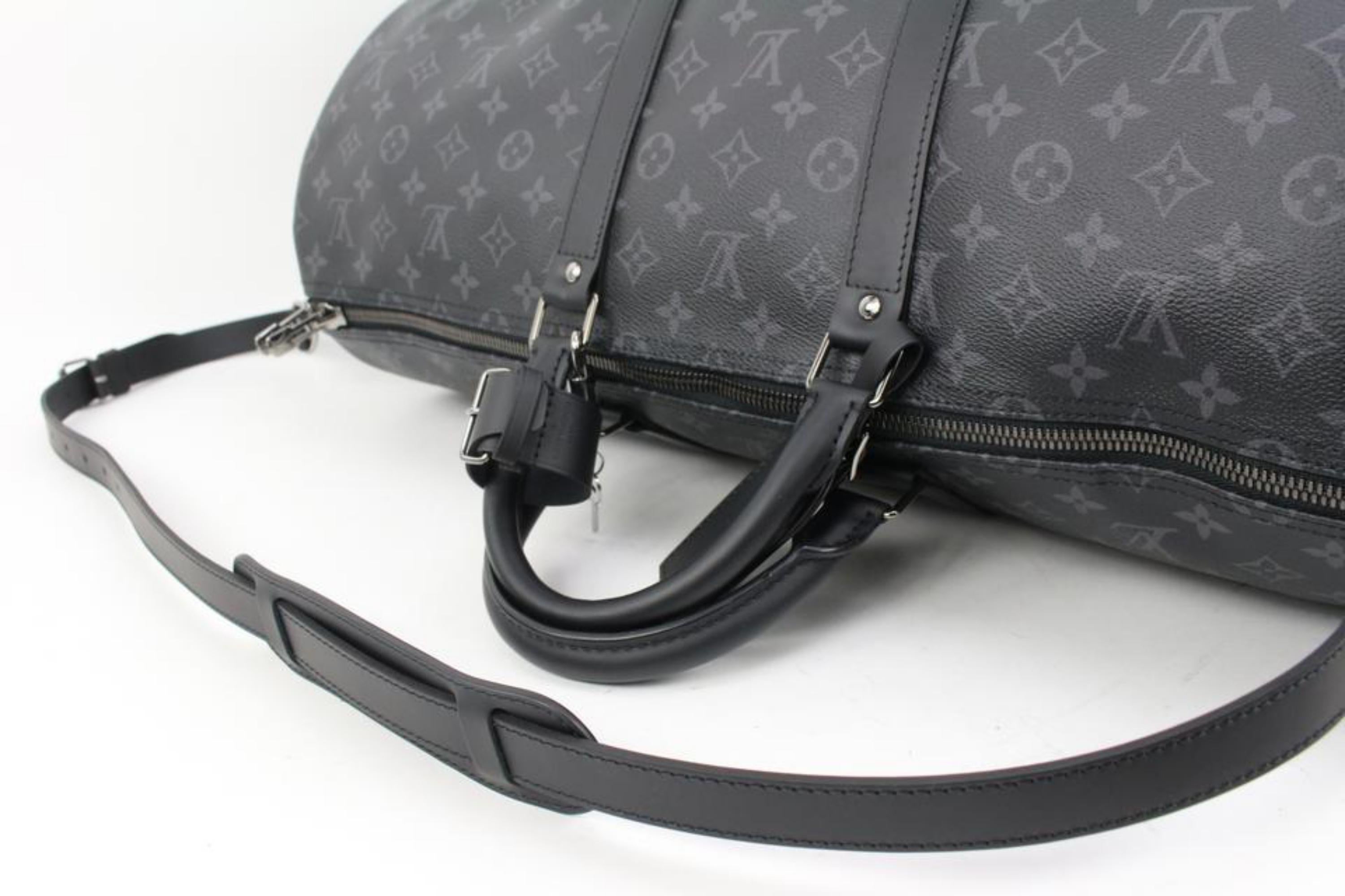 Louis Vuitton Black Monogram Eclipse Keepall Bandouliere 55 Duffle with Strap 44 In Excellent Condition In Dix hills, NY
