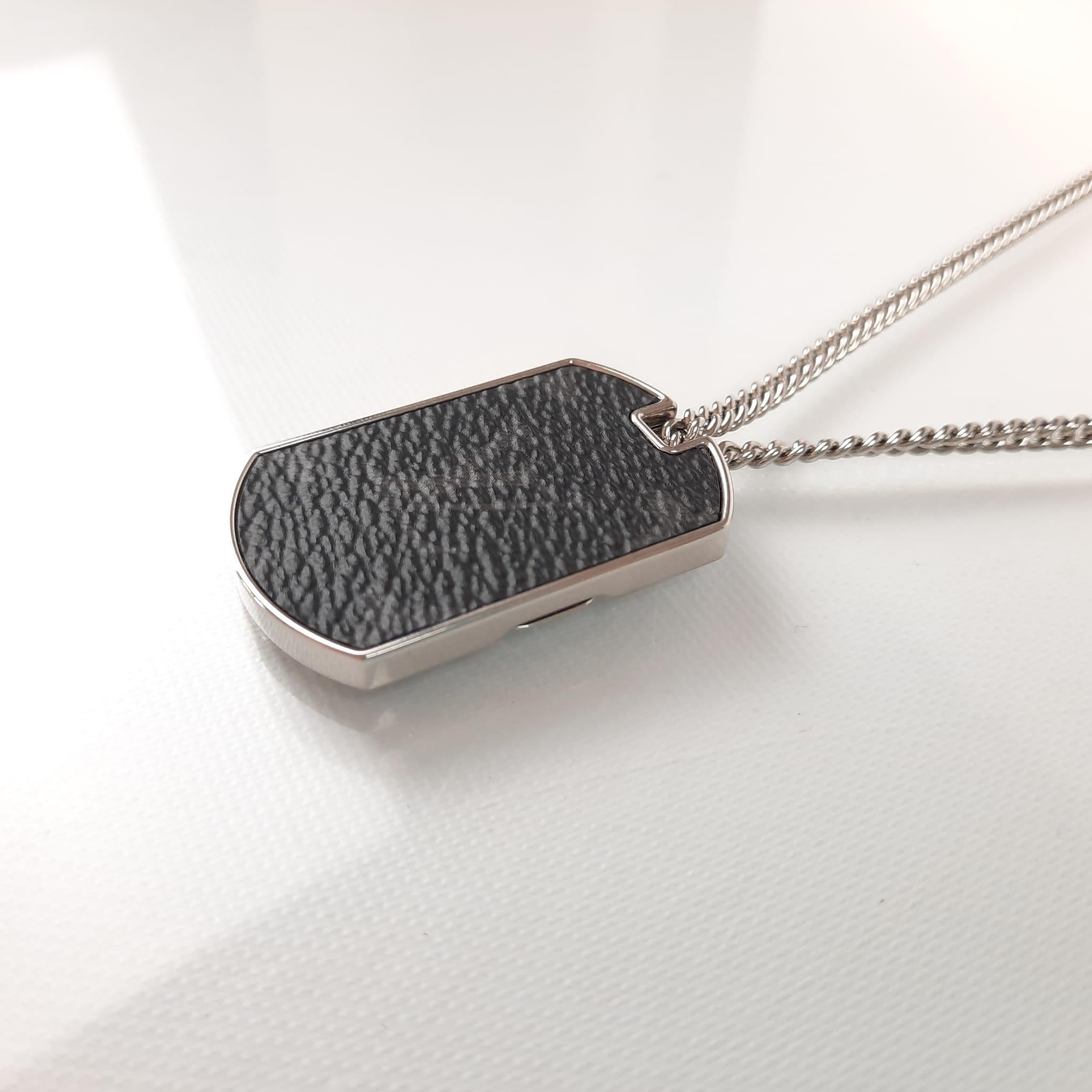 With its iconic Monogram Eclipse canvas sheathed directly onto metal, this must-have necklace has a sophisticated masculine feel. Like an amulet, its plate hinges open to provide its wearer with a secret hiding place.
Plate: 2.8 x 4.4 cm
80% zamak,