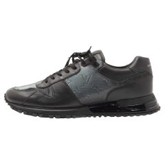 Schwarze Monogramm geprägte schillernde PVC Laufsteg-Sneakers von Louis Vuitton Größe 44