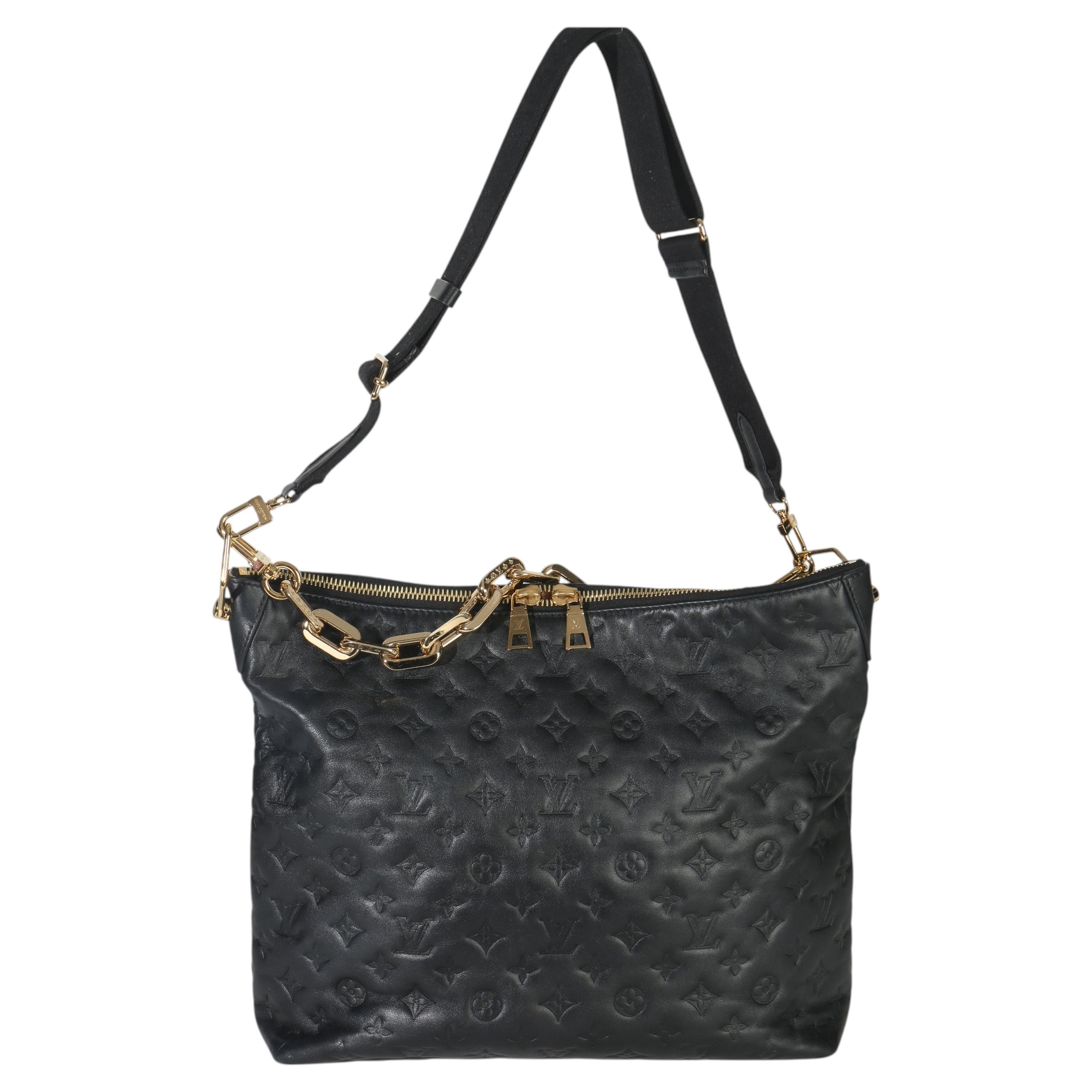 Louis Vuitton: borsa Coussin MM in pelle d'agnello nera con monogramma in rilievo