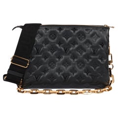 Louis Vuitton Coussin de piel de cordero negra con monograma en relieve PM