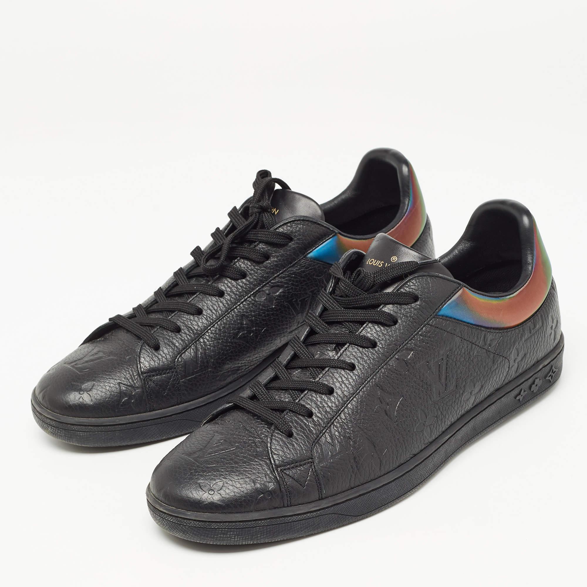 Upgrade your style with these LV sneakers. Meticulously designed for fashion and comfort, they're the ideal choice for a trendy and comfortable stride.

