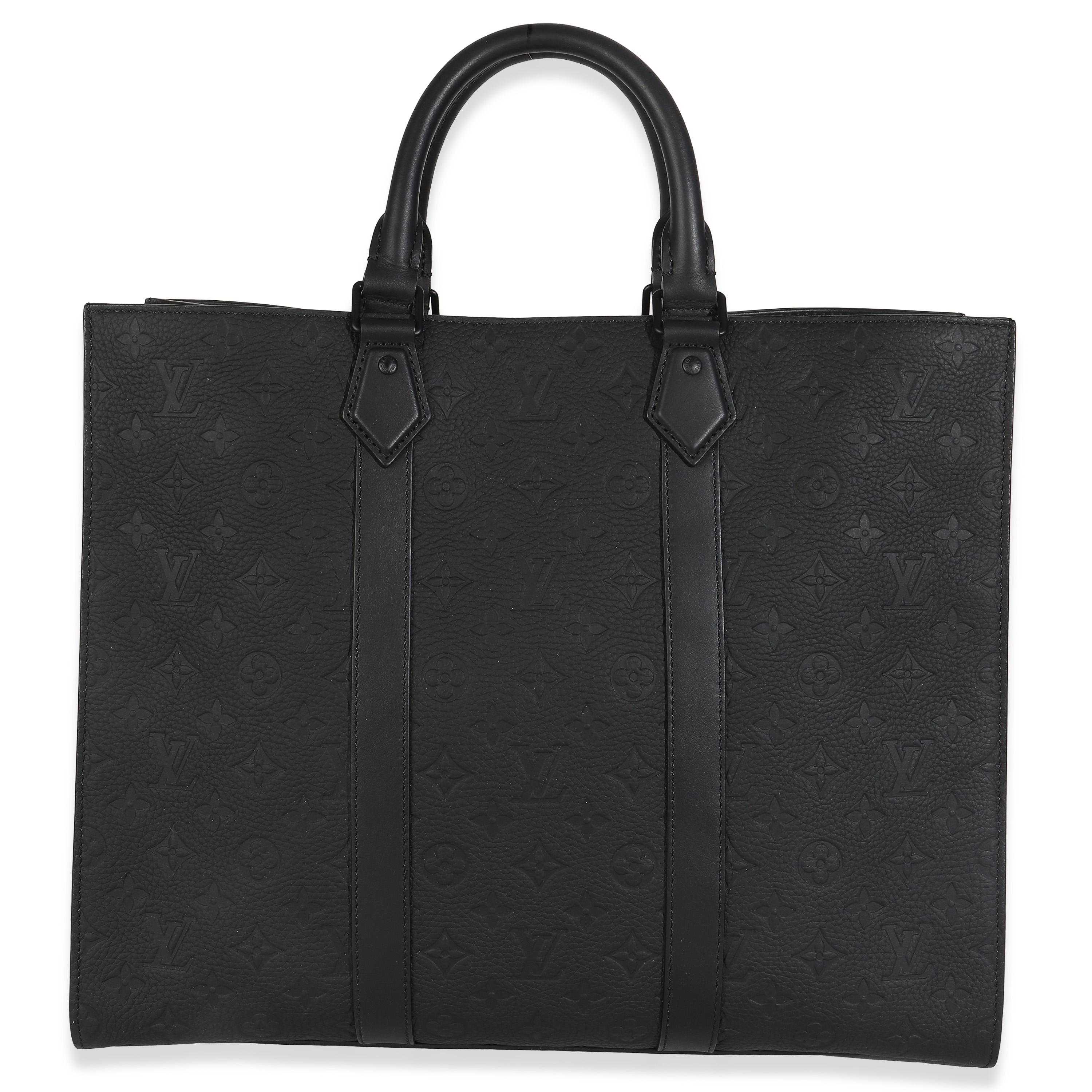 Listing Title : Louis Vuitton Black Monogram Embossed Taurillon Sac Plat 24H
SKU : 147858
MSRP : 4300.00 USD
Condit : Usagé 
État du sac à main : Etat impeccable
Commentaires sur l'état : L'article ne présente aucun signe d'usure.
Marque : Louis
