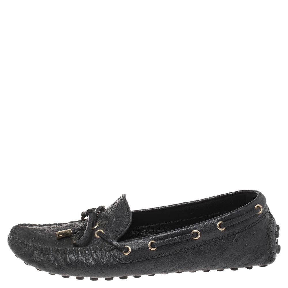 To perfectly complement your attires, Louis Vuitton brings you this pair of loafers that speak nothing but style. They have been crafted from the signature monogram Empreinte leather and styled with gold-tone hardware detailed bows on the front. The
