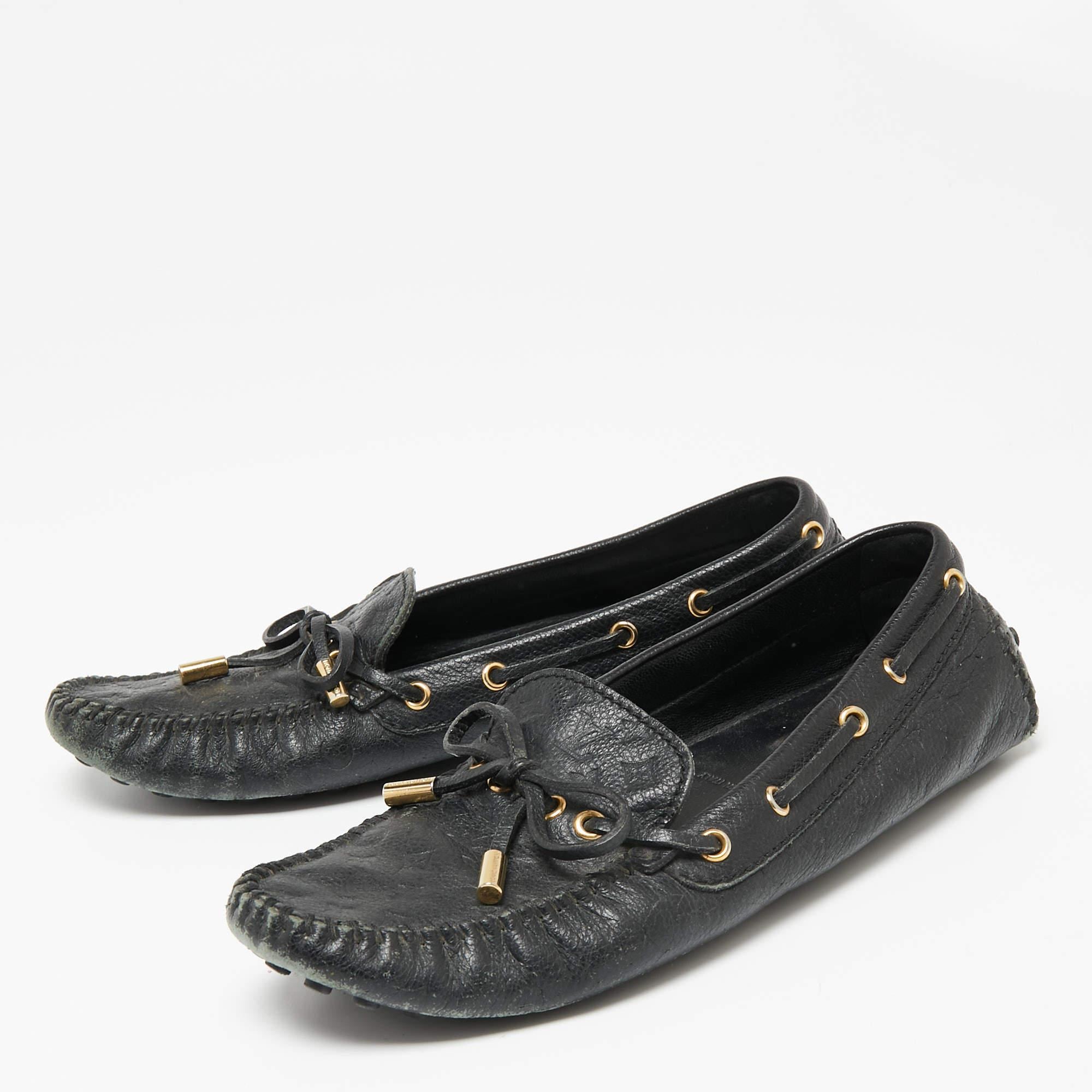 These Gloria loafers by Louis Vuitton are stylish and comfortable. Made from Monogram Empreinte leather, they feature knotted bows with gold-tone eyelets. They come with pebbled rubber soles and counters. The insoles are leather lined and carry the