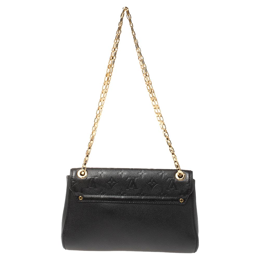 Ricca di arte, la St Germain di Louis Vuitton è la borsa ideale dal giorno alla sera. Realizzata in pelle Monogram Empreinte, questa elegante borsa presenta un manico a catena. La chiusura a S si apre su un interno foderato in Alcantara che contiene