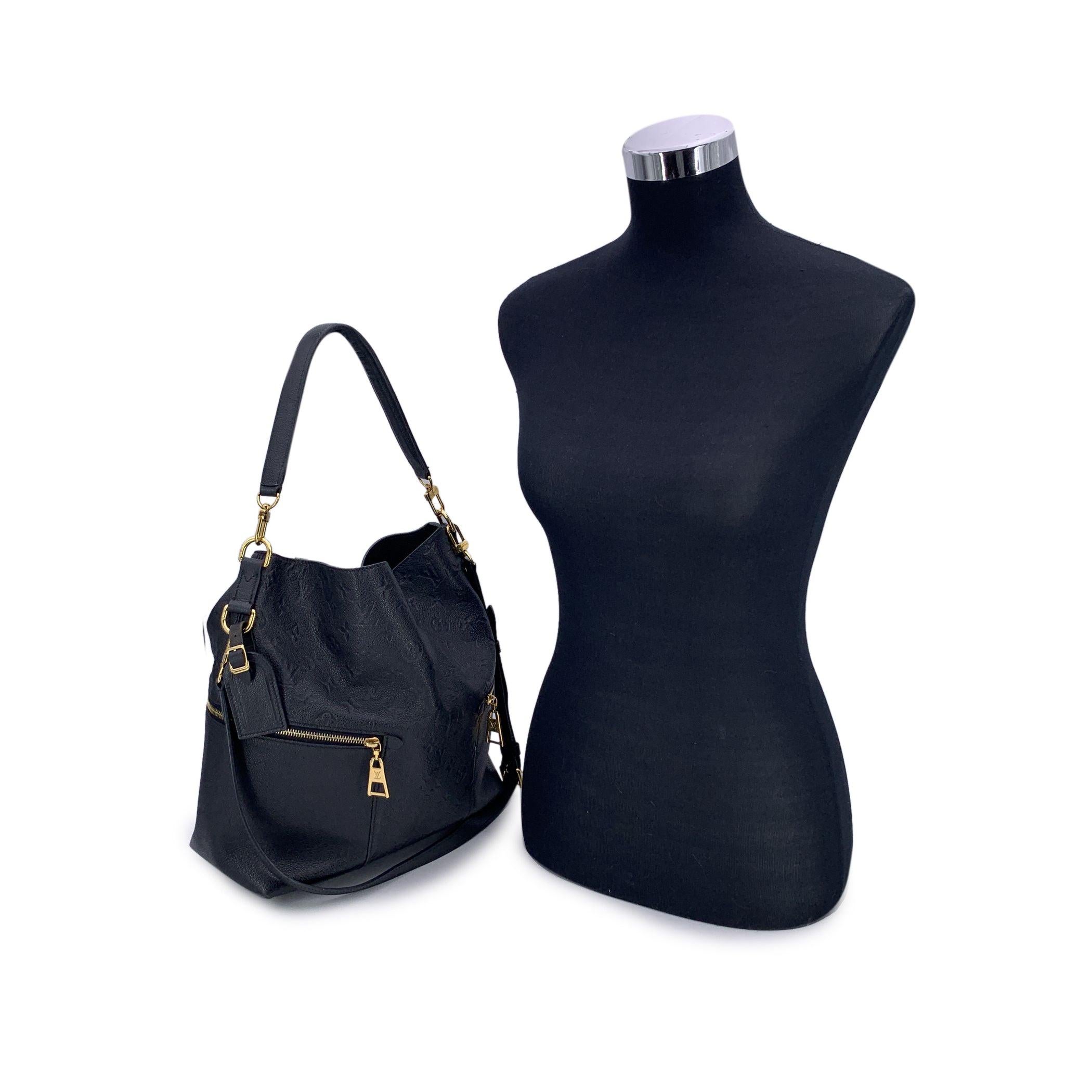 Ce magnifique objet est accompagné d'un certificat d'authenticité fourni par Entrupy. Le certificat sera fourni sans frais supplémentaires. Raffiné et d'une élégance sans faille, le sac fourre-tout 'Melie' de Louis Vuitton en cuir noir Monogram