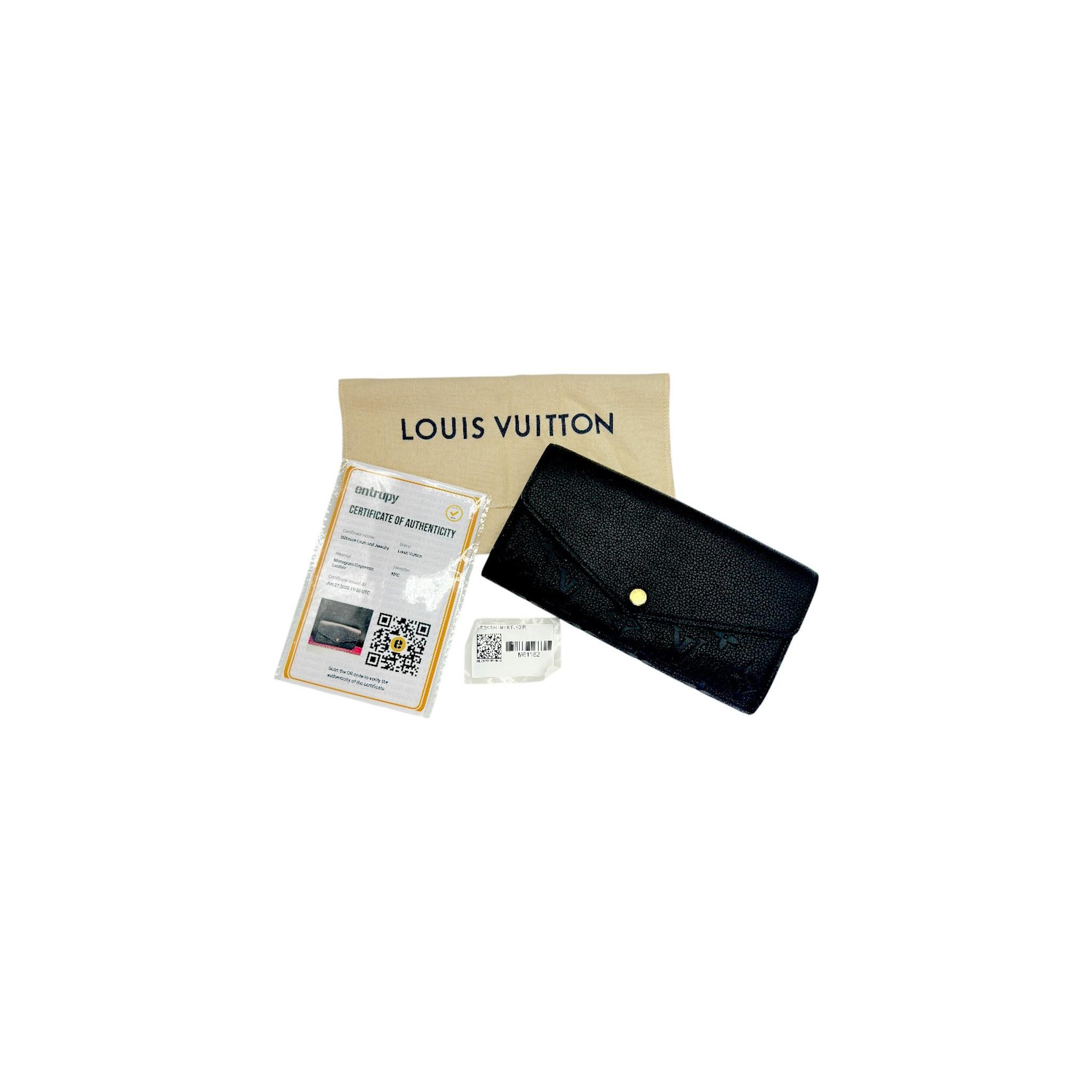 Cet élégant portefeuille Louis Vuitton est réalisé en cuir gaufré Monogram dans un coloris noir classique. Le portefeuille est doté d'un rabat contrasté sans gaufrage qui s'ouvre sur un intérieur en cuir assorti avec un compartiment à fermeture