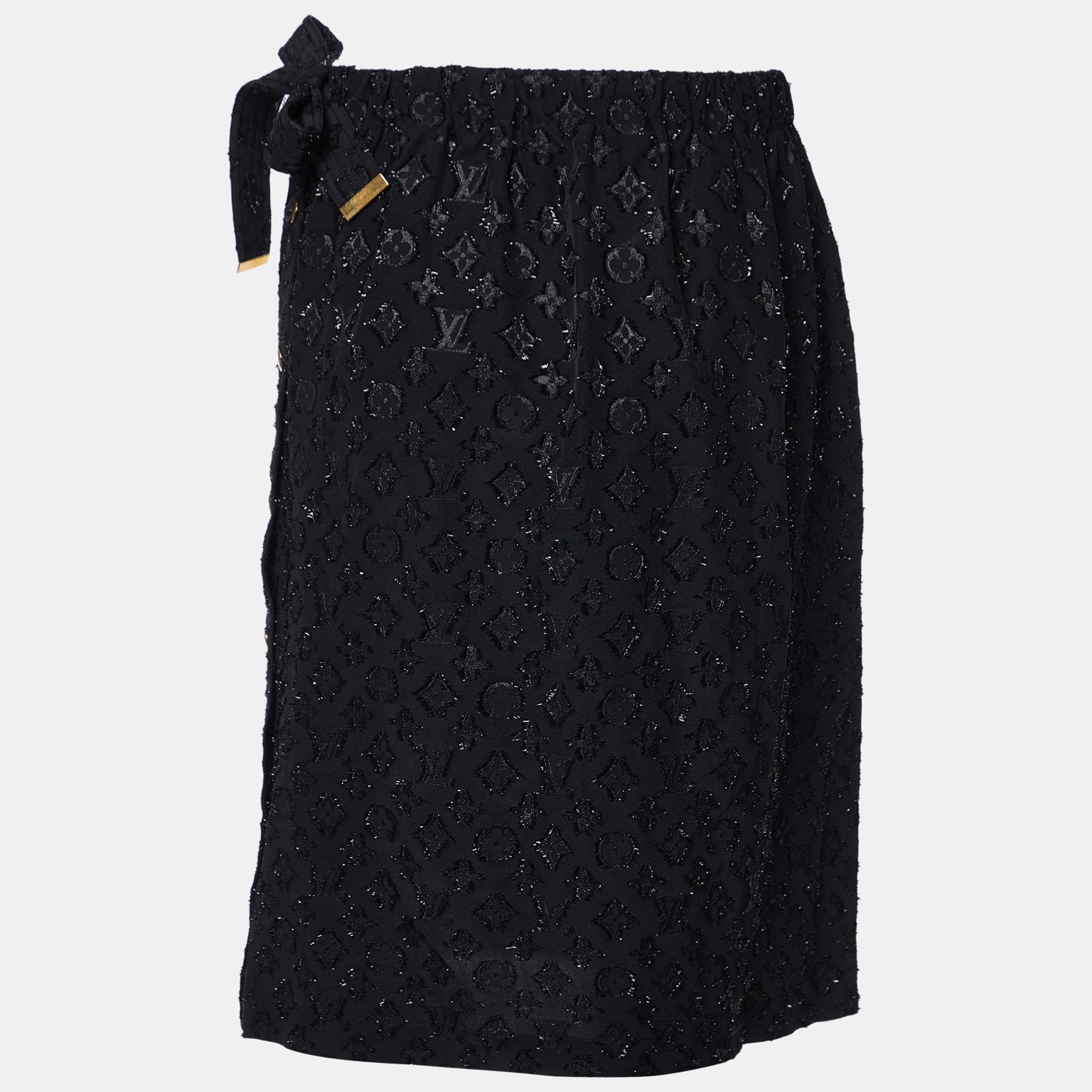This lovely skirt is beautifully stitched from fine fabric. The comfy designer skirt has a flattering silhouette. Pair it with a simple top and strappy heels for a chic look.

