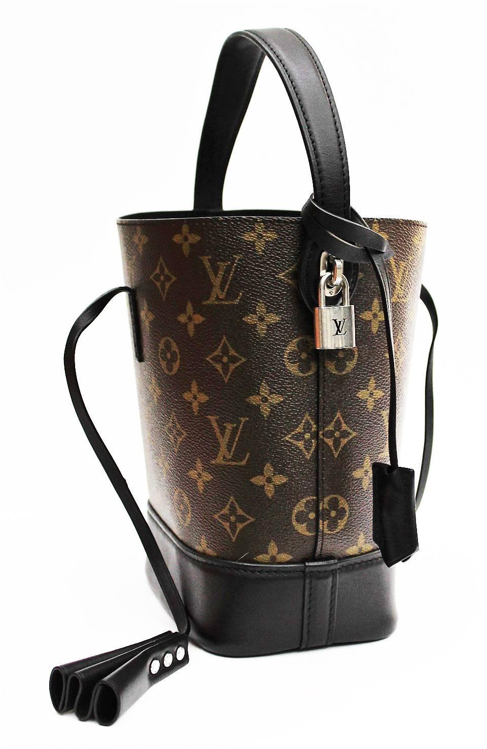 Die wunderschöne Tasche NN 14 wurde von der ikonischen Noe für die Damenmodenschau Frühjahr/Sommer 2014 inspiriert. Als Signature Bag der Show wurde sie in verschiedenen Materialkombinationen als 